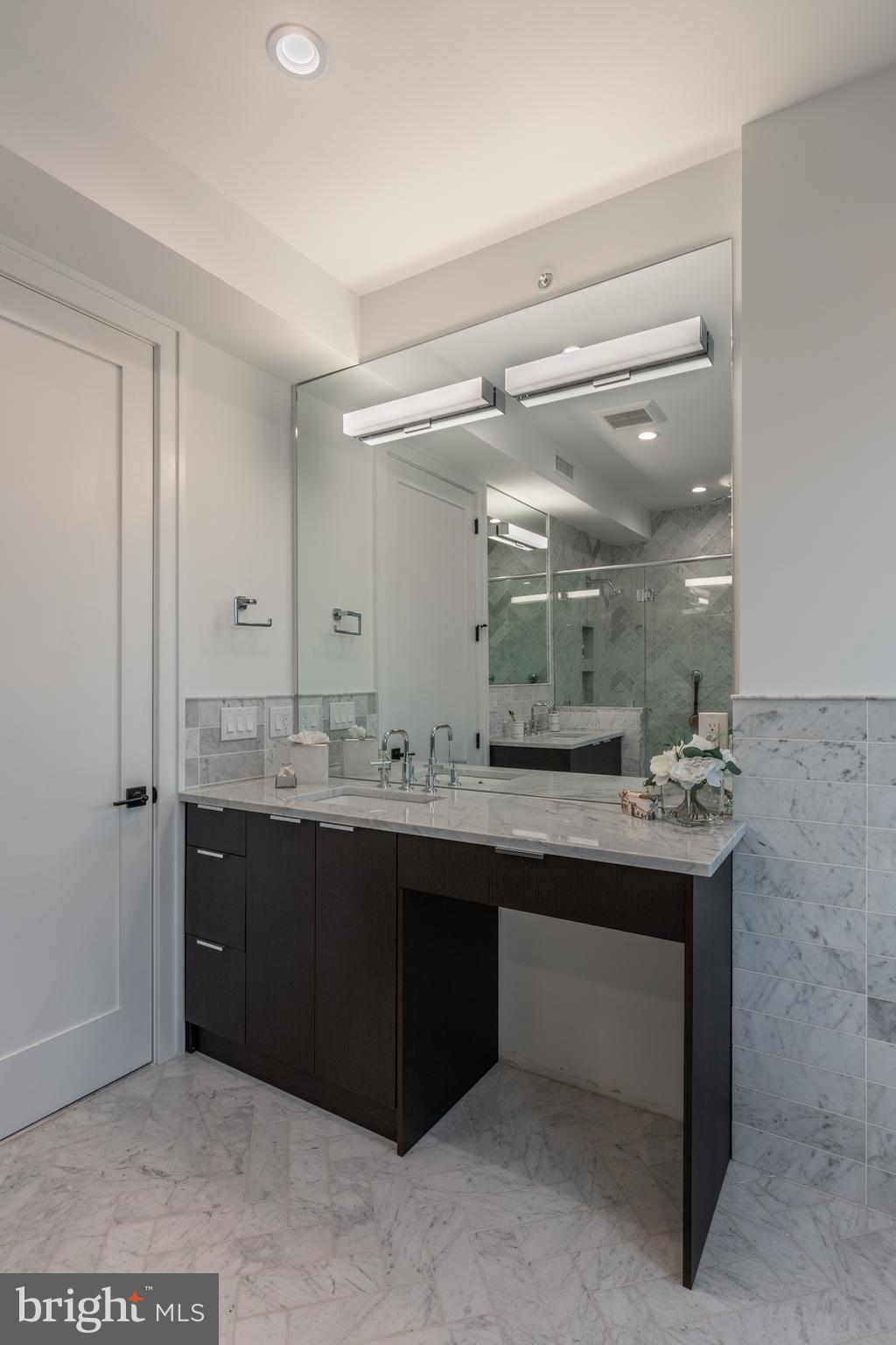 QUEEN VILLAGE - Residential