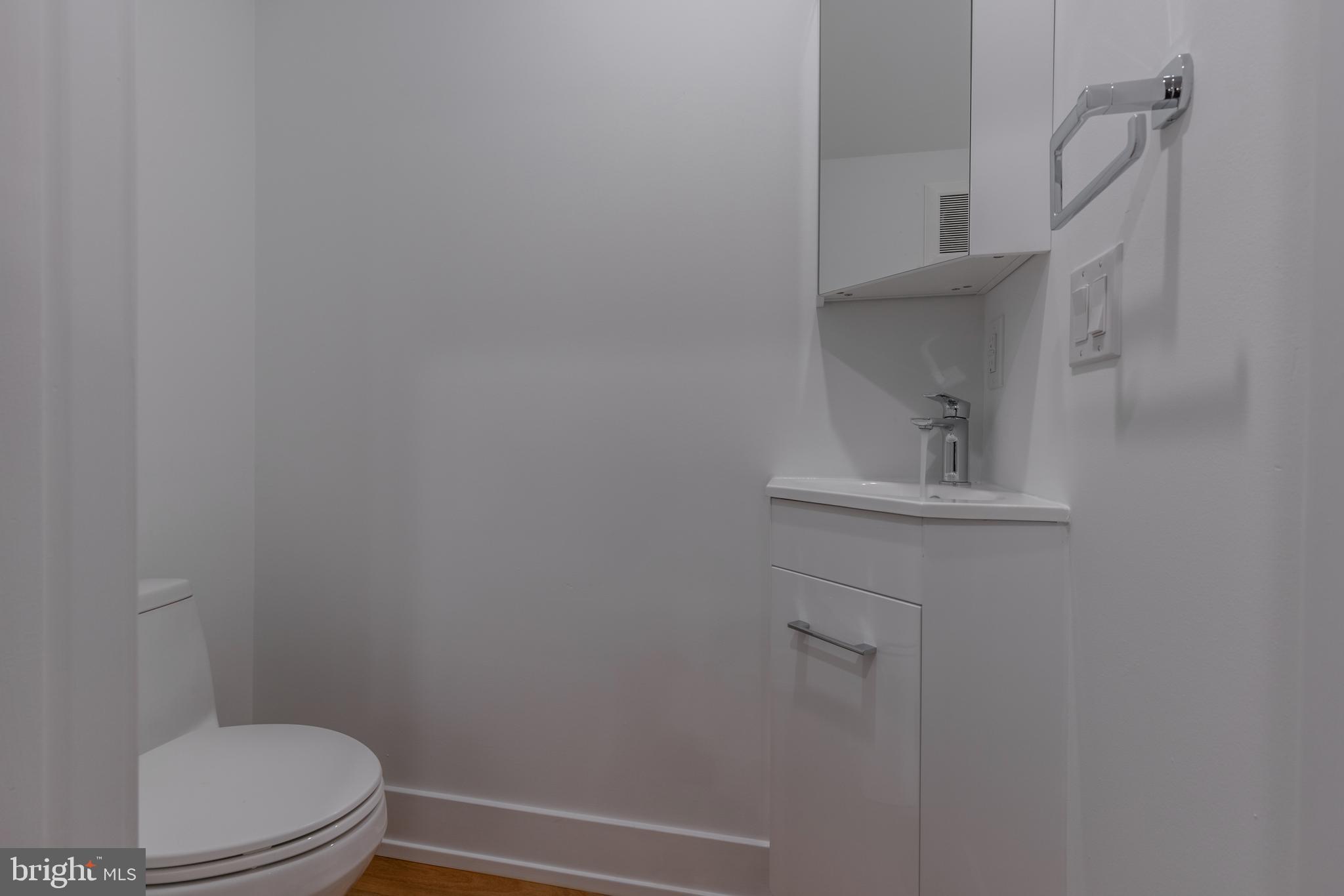 QUEEN VILLAGE - Residential