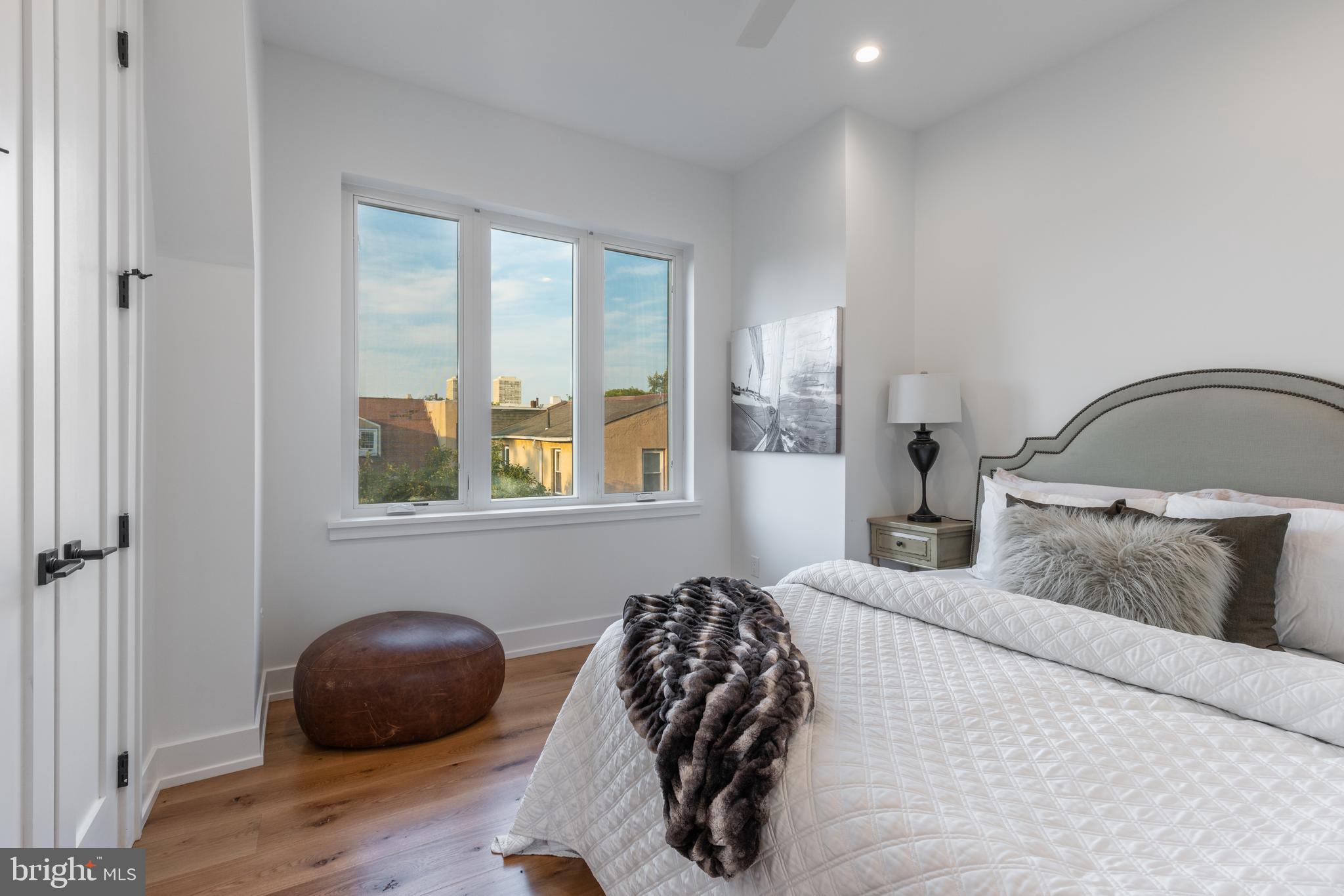 QUEEN VILLAGE - Residential