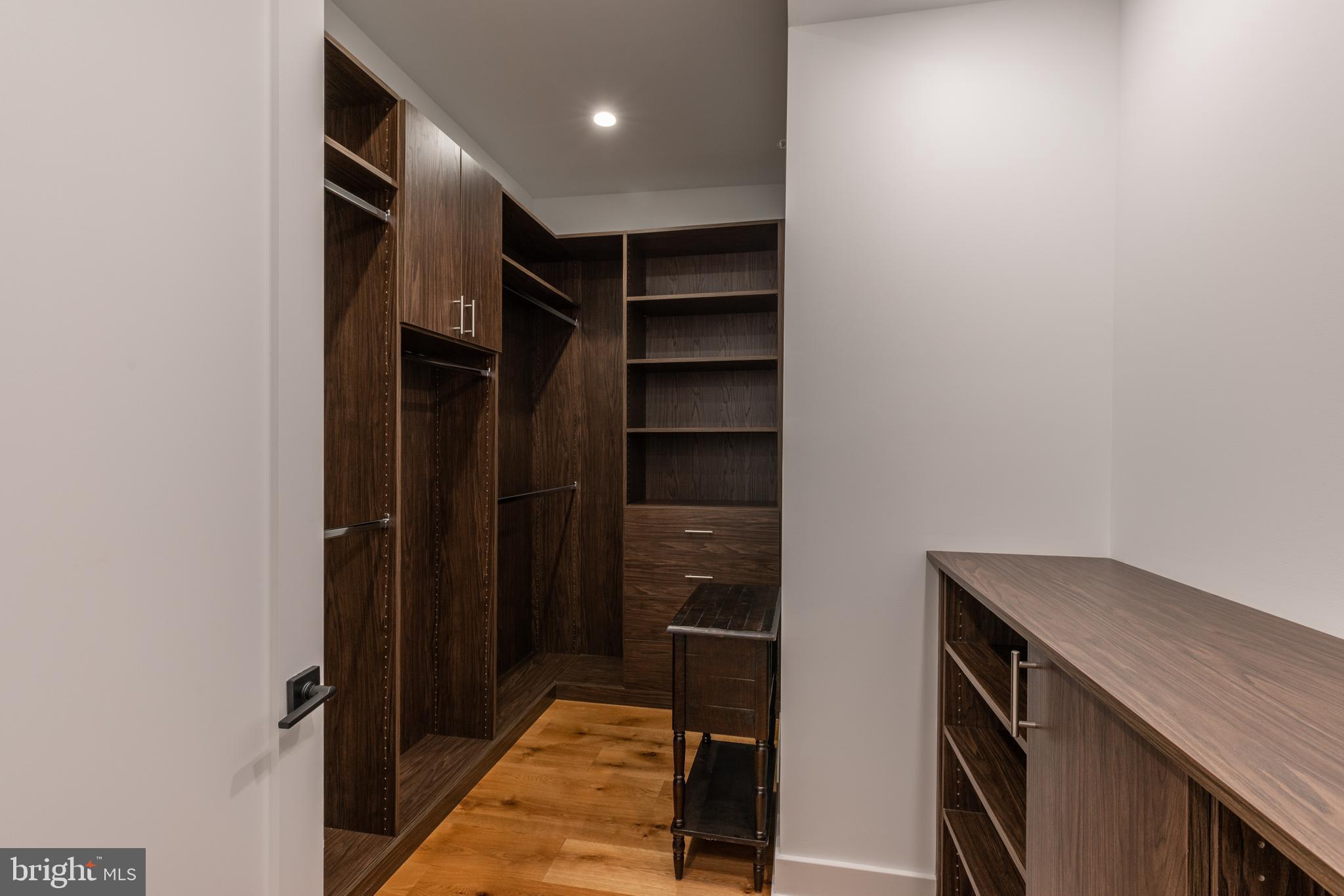 QUEEN VILLAGE - Residential