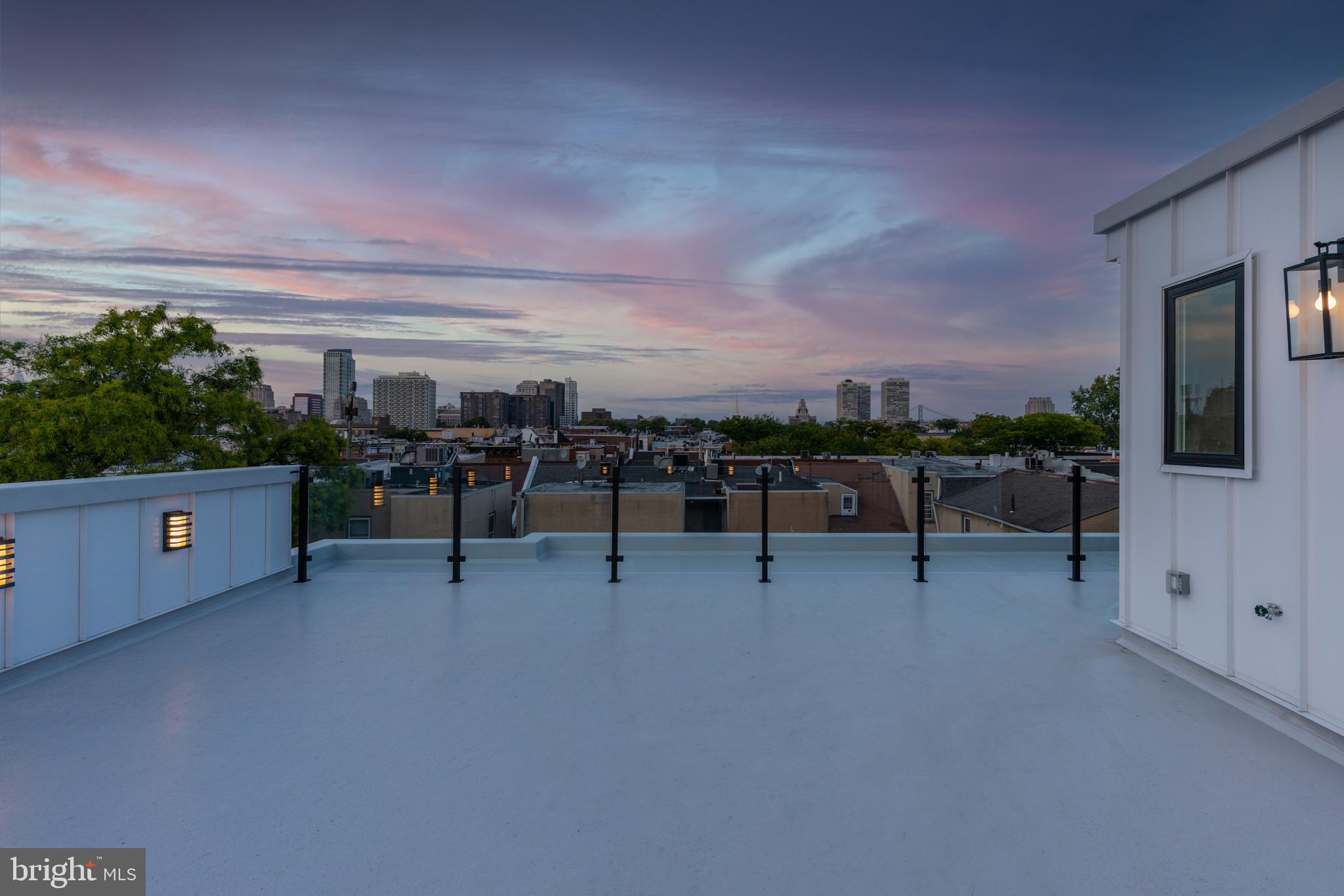 QUEEN VILLAGE - Residential