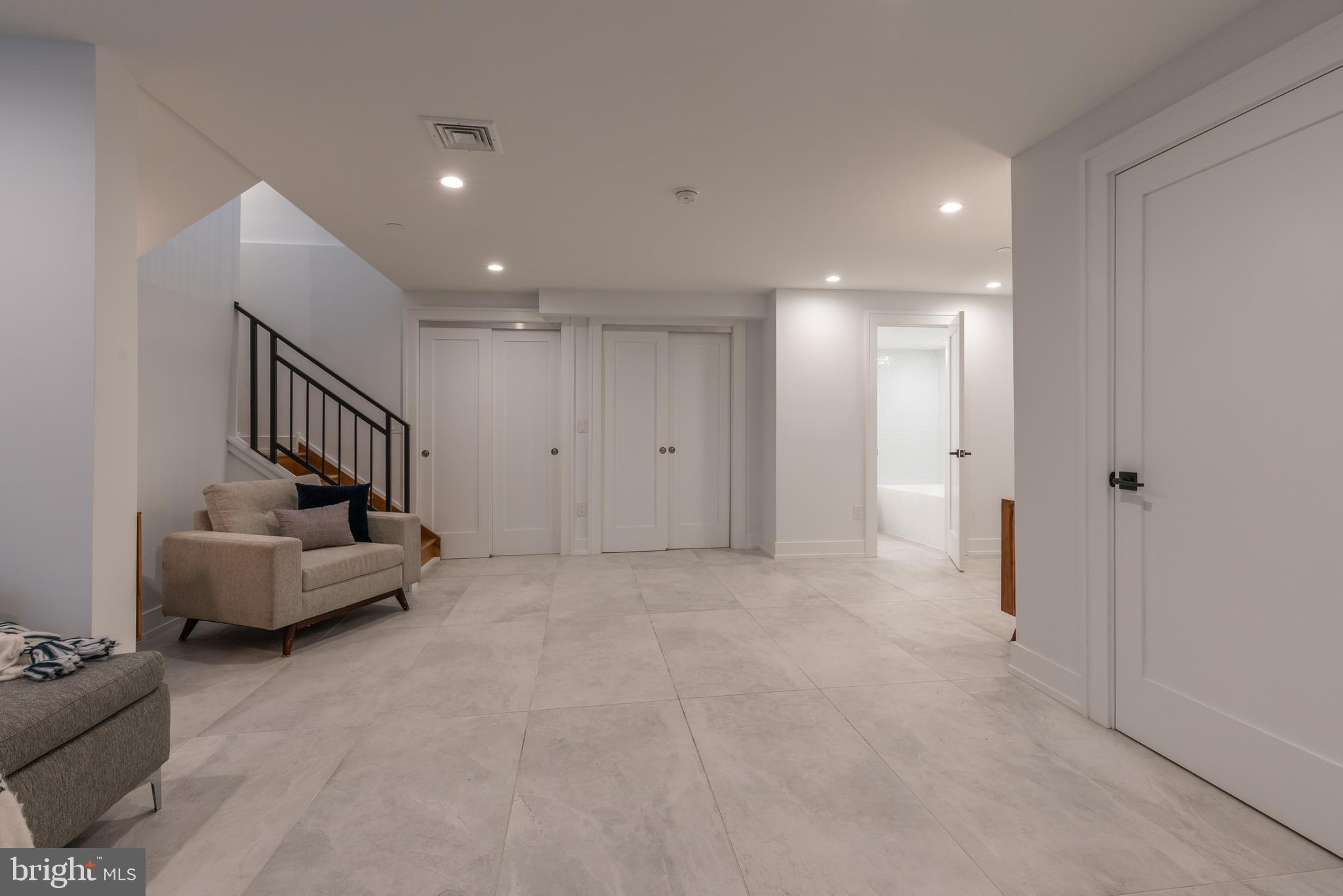 QUEEN VILLAGE - Residential