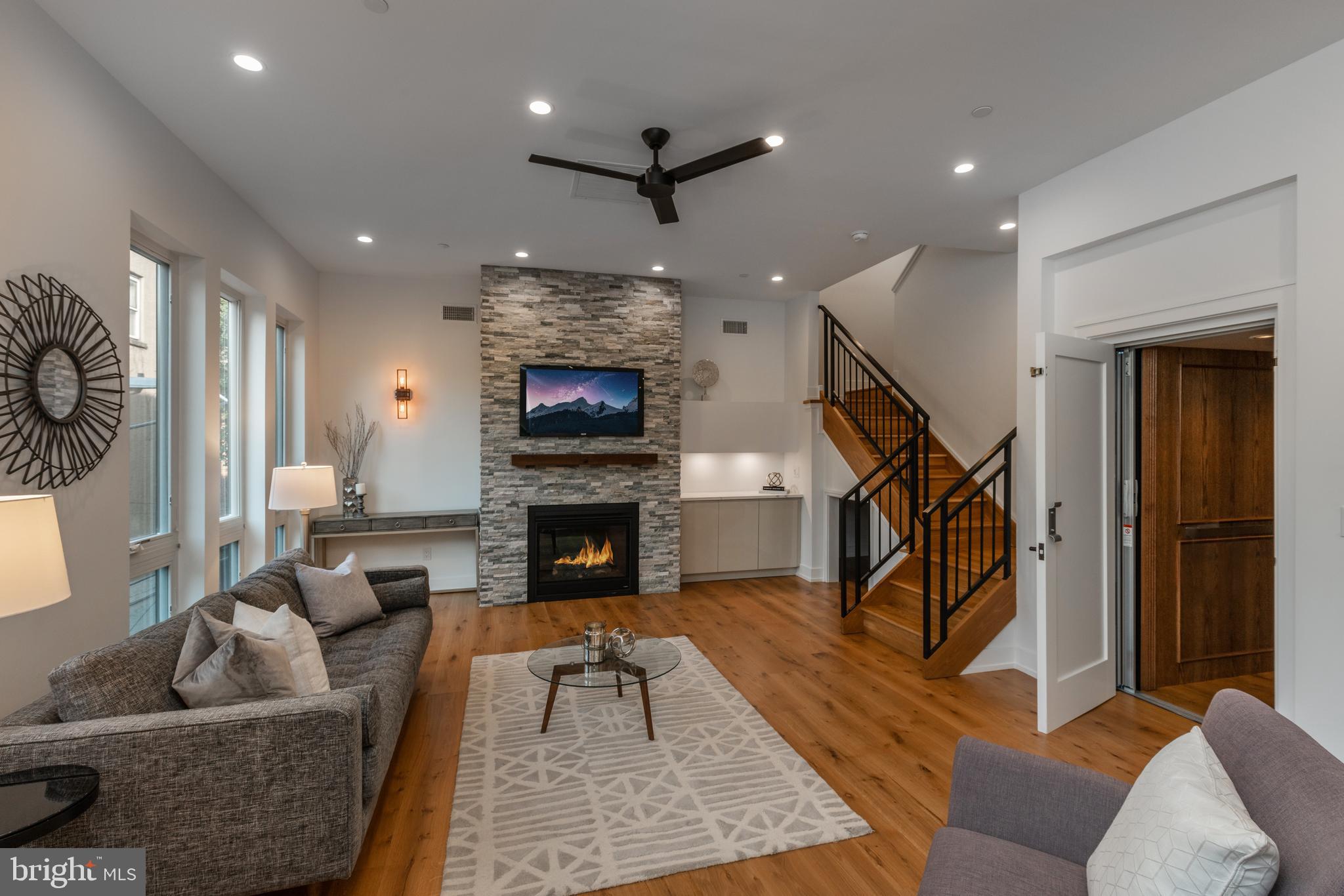 QUEEN VILLAGE - Residential