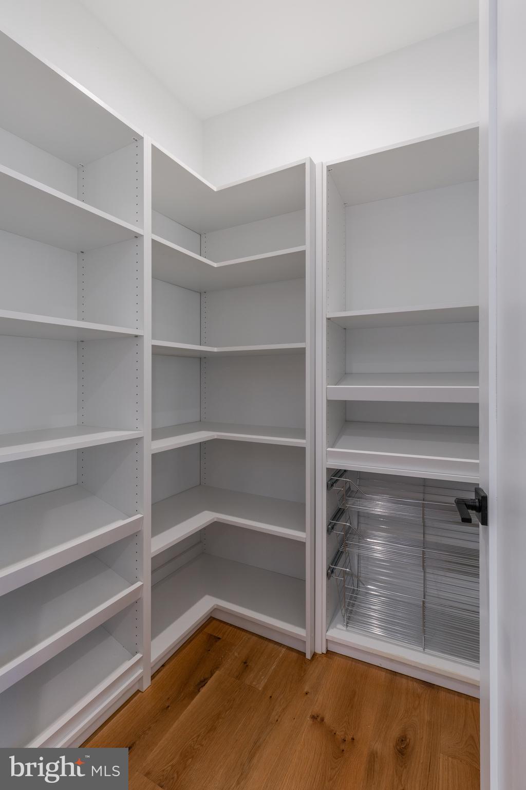 QUEEN VILLAGE - Residential