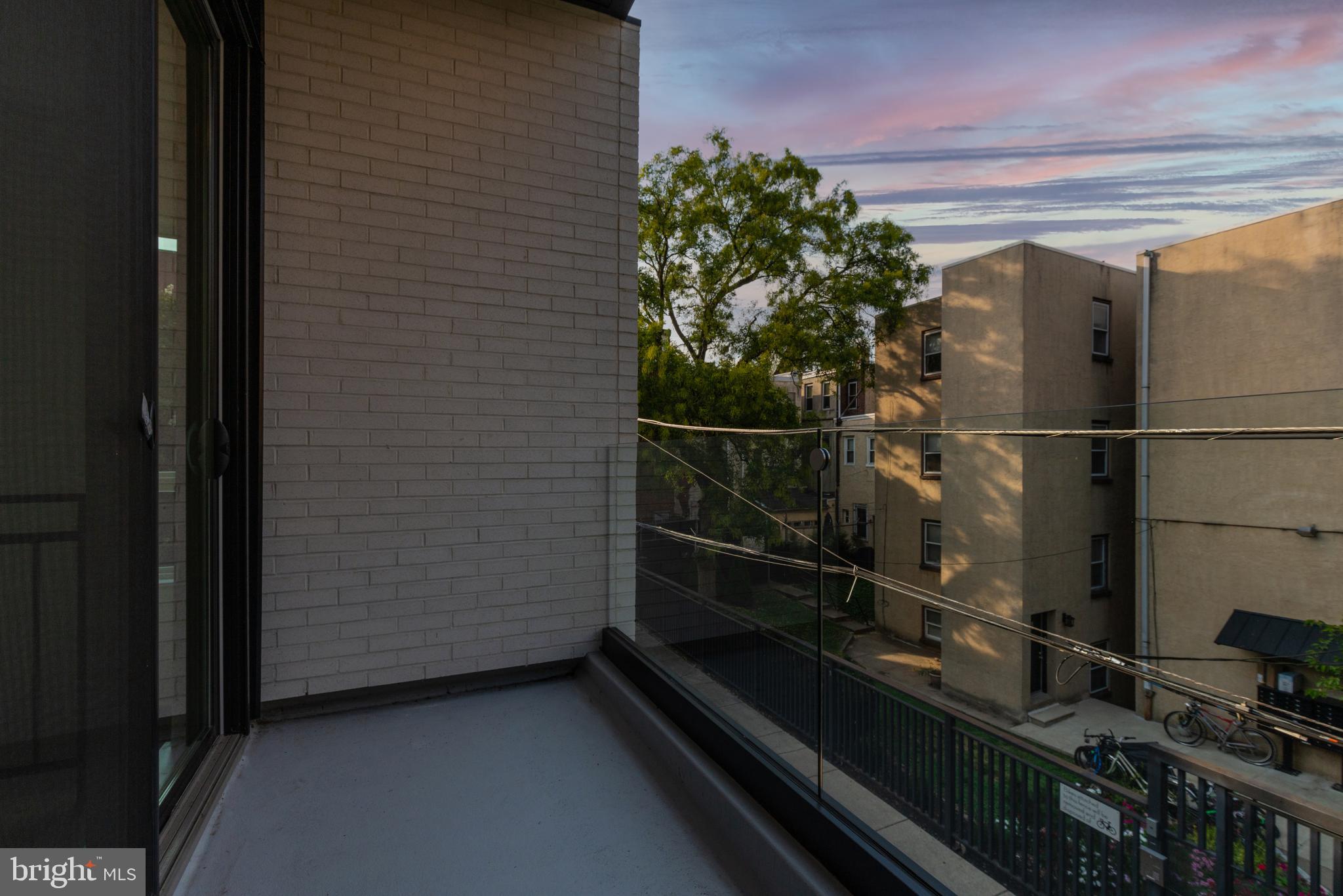 QUEEN VILLAGE - Residential