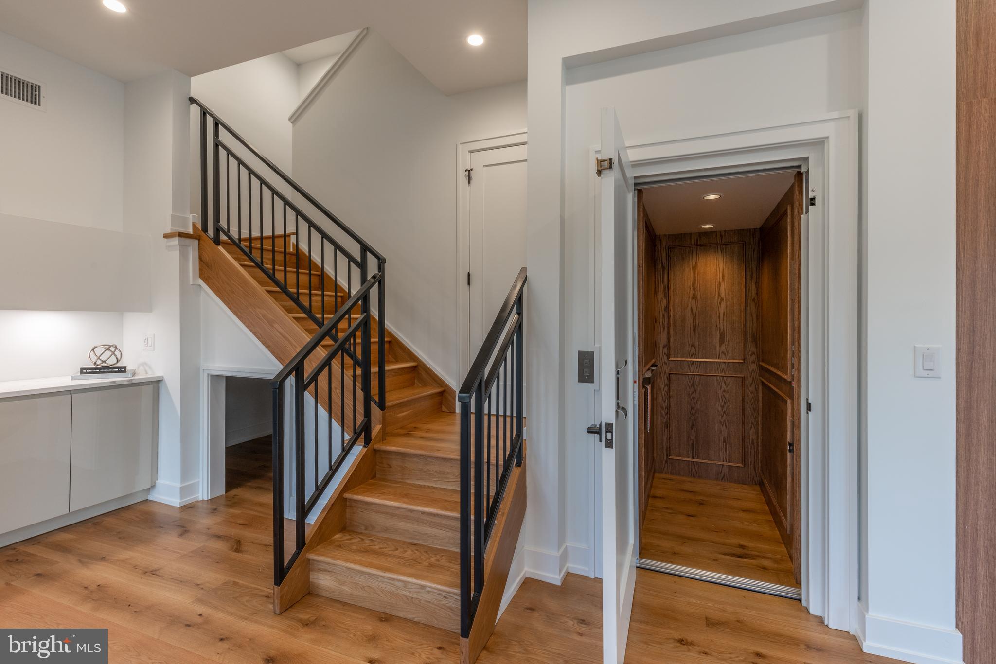 QUEEN VILLAGE - Residential