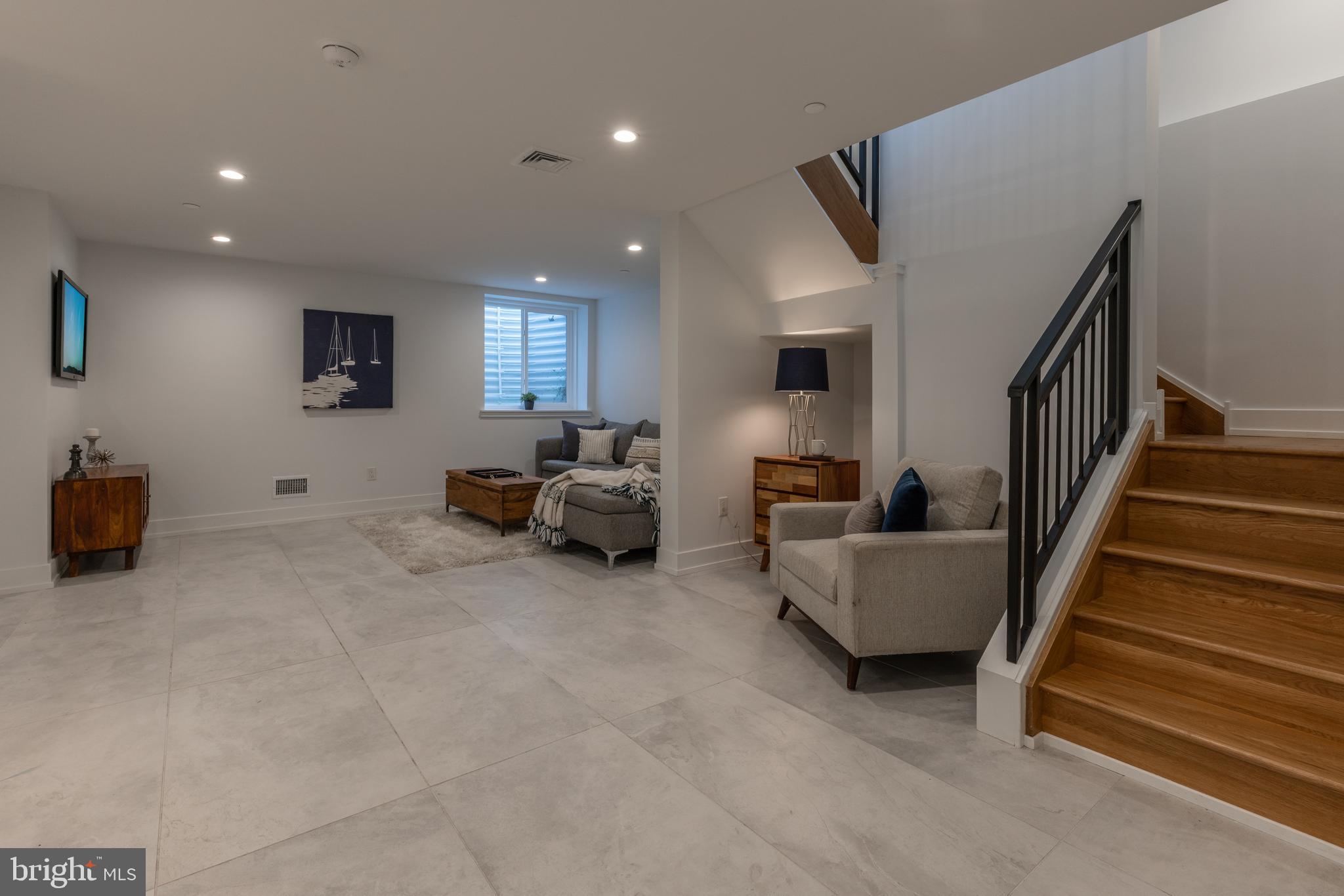 QUEEN VILLAGE - Residential