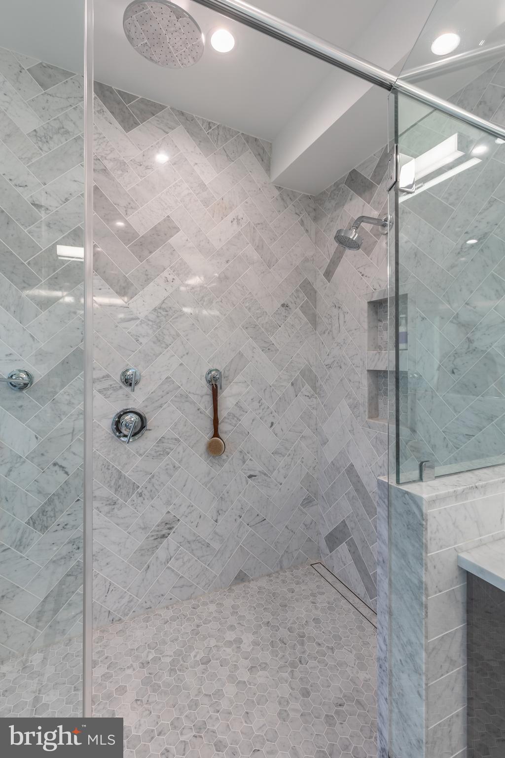 QUEEN VILLAGE - Residential