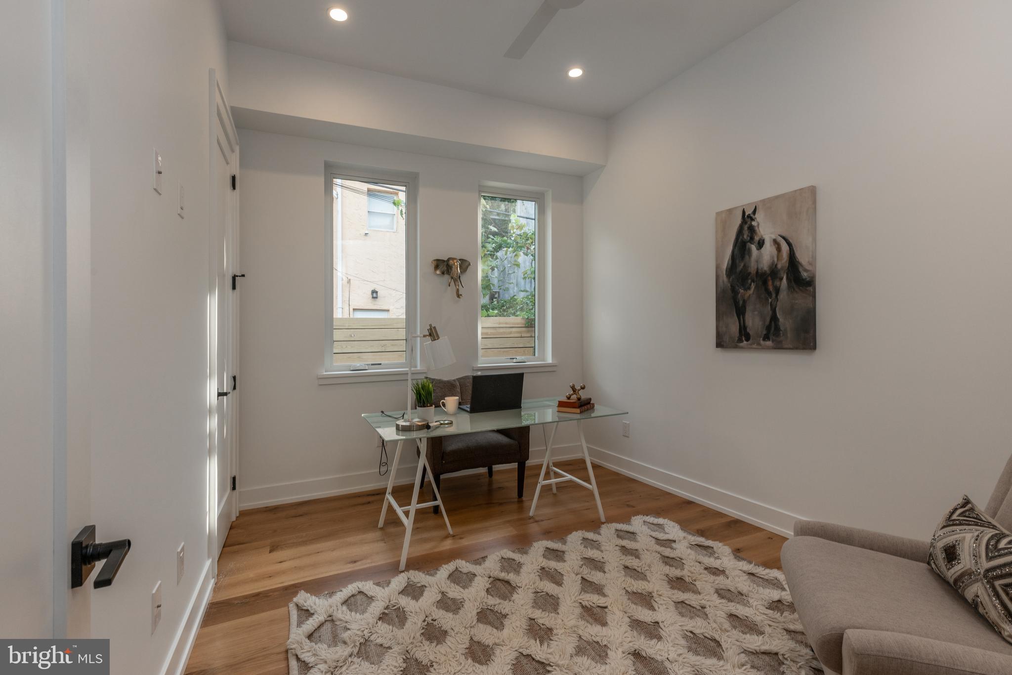 QUEEN VILLAGE - Residential