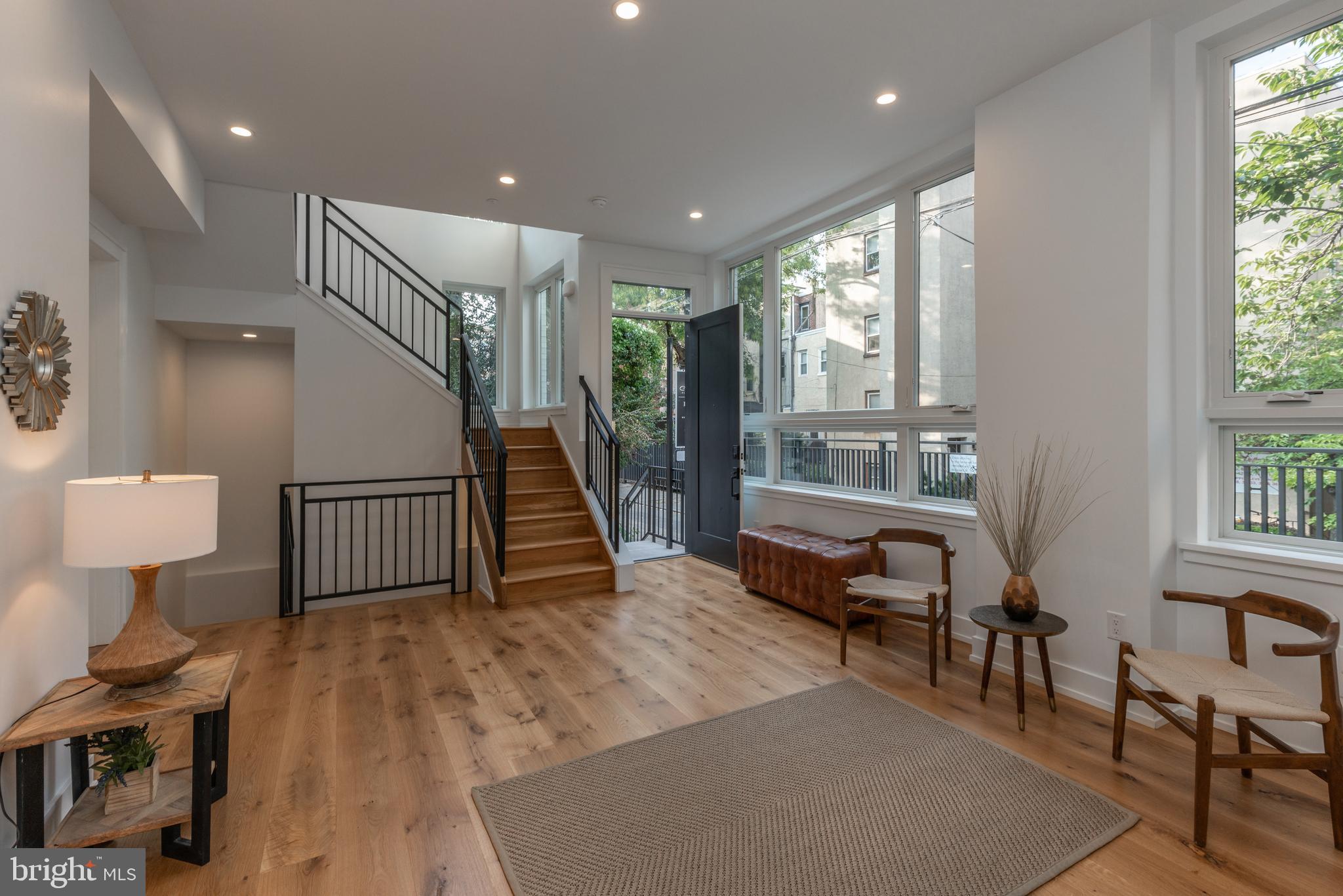 QUEEN VILLAGE - Residential