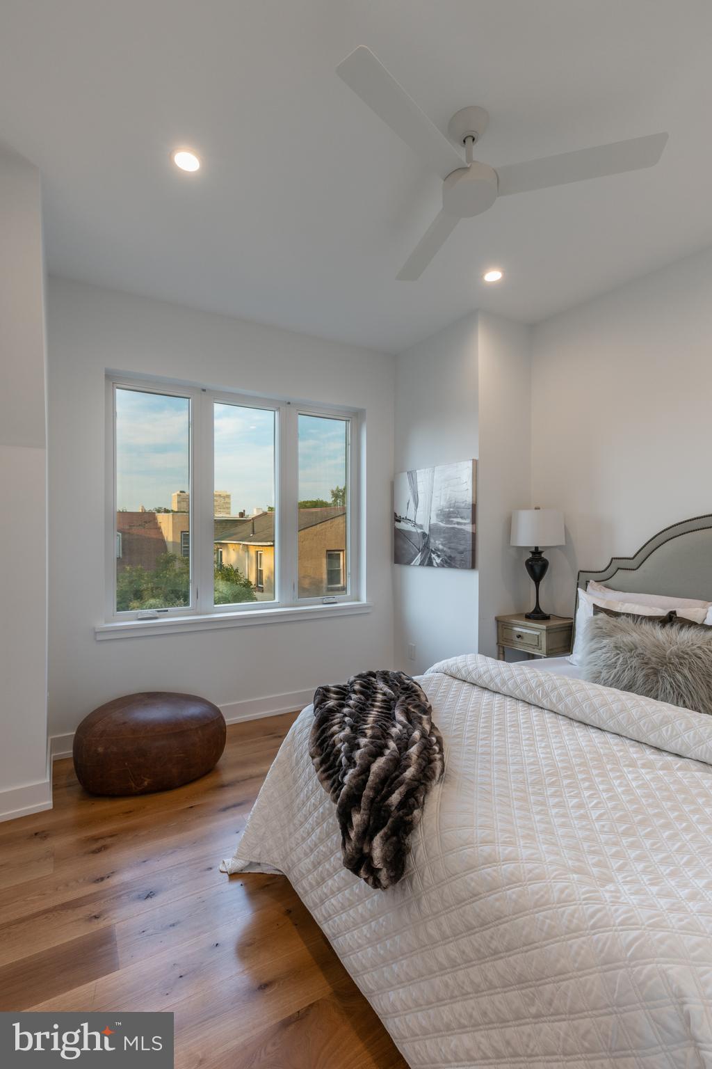 QUEEN VILLAGE - Residential