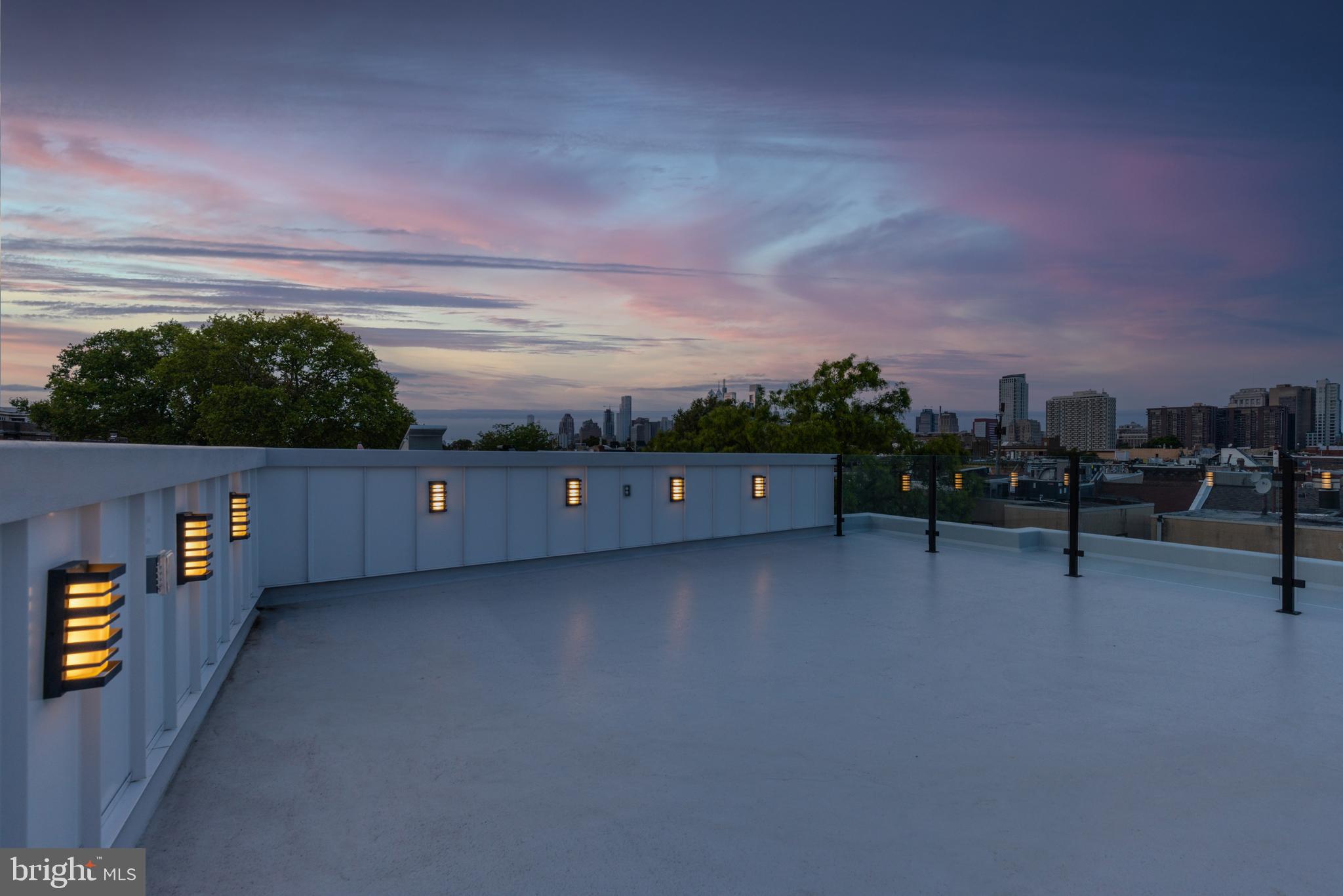 QUEEN VILLAGE - Residential