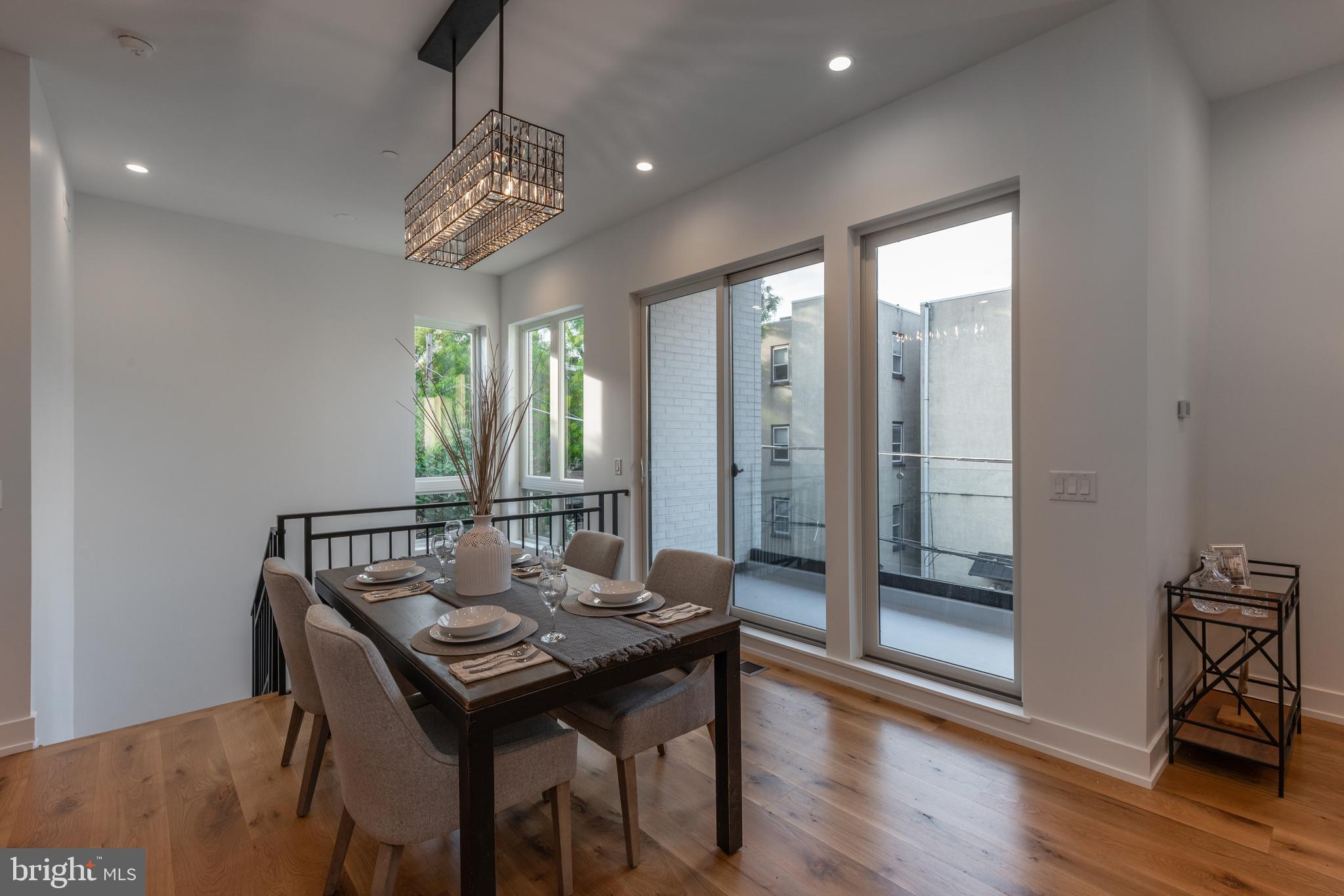 QUEEN VILLAGE - Residential