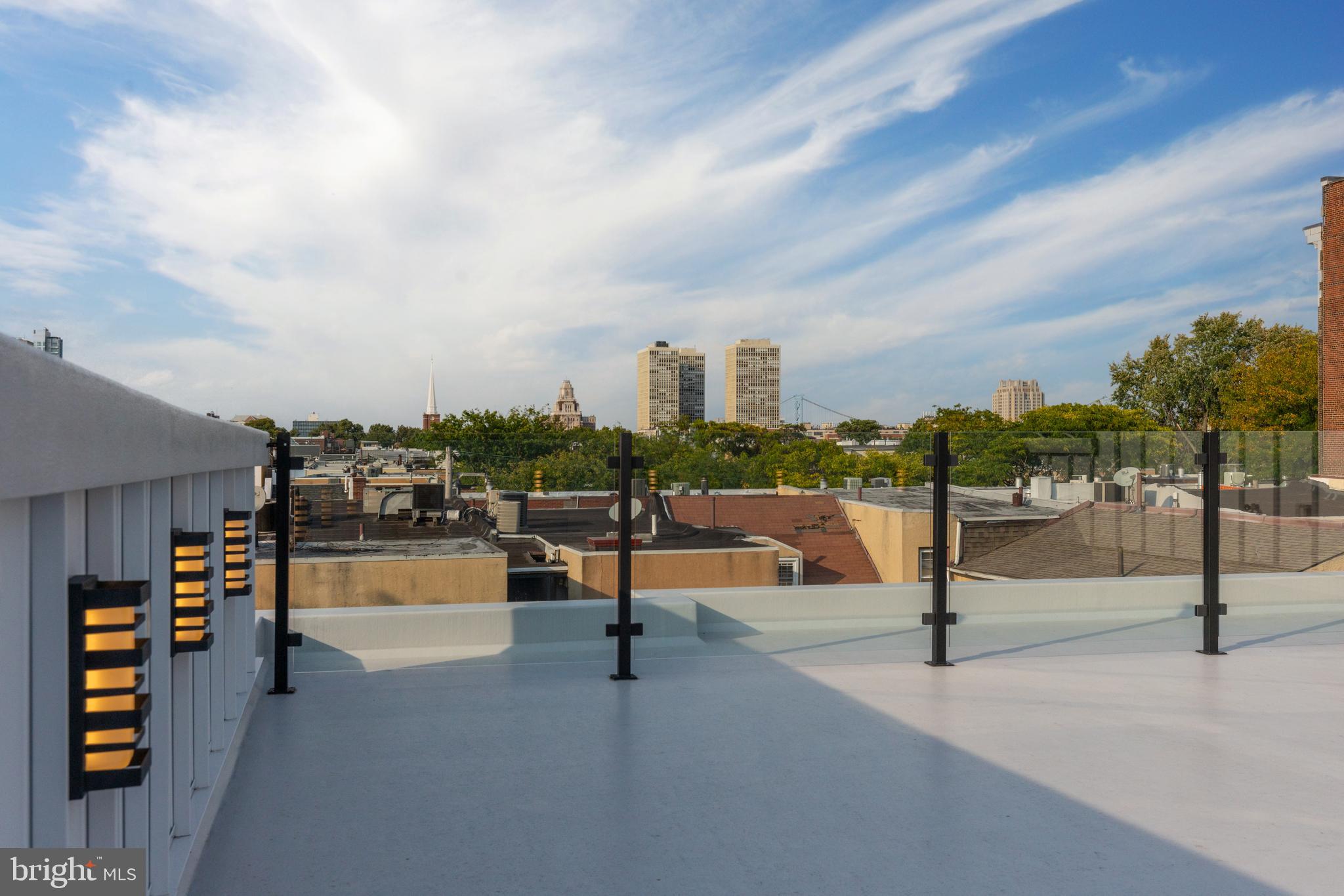 QUEEN VILLAGE - Residential