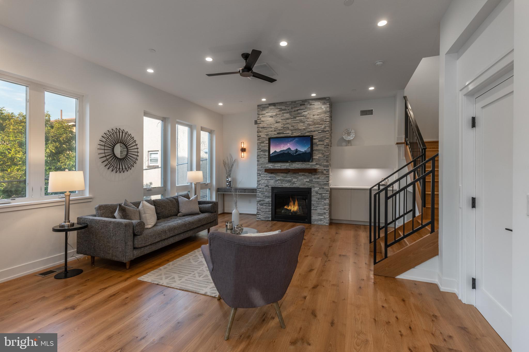 QUEEN VILLAGE - Residential