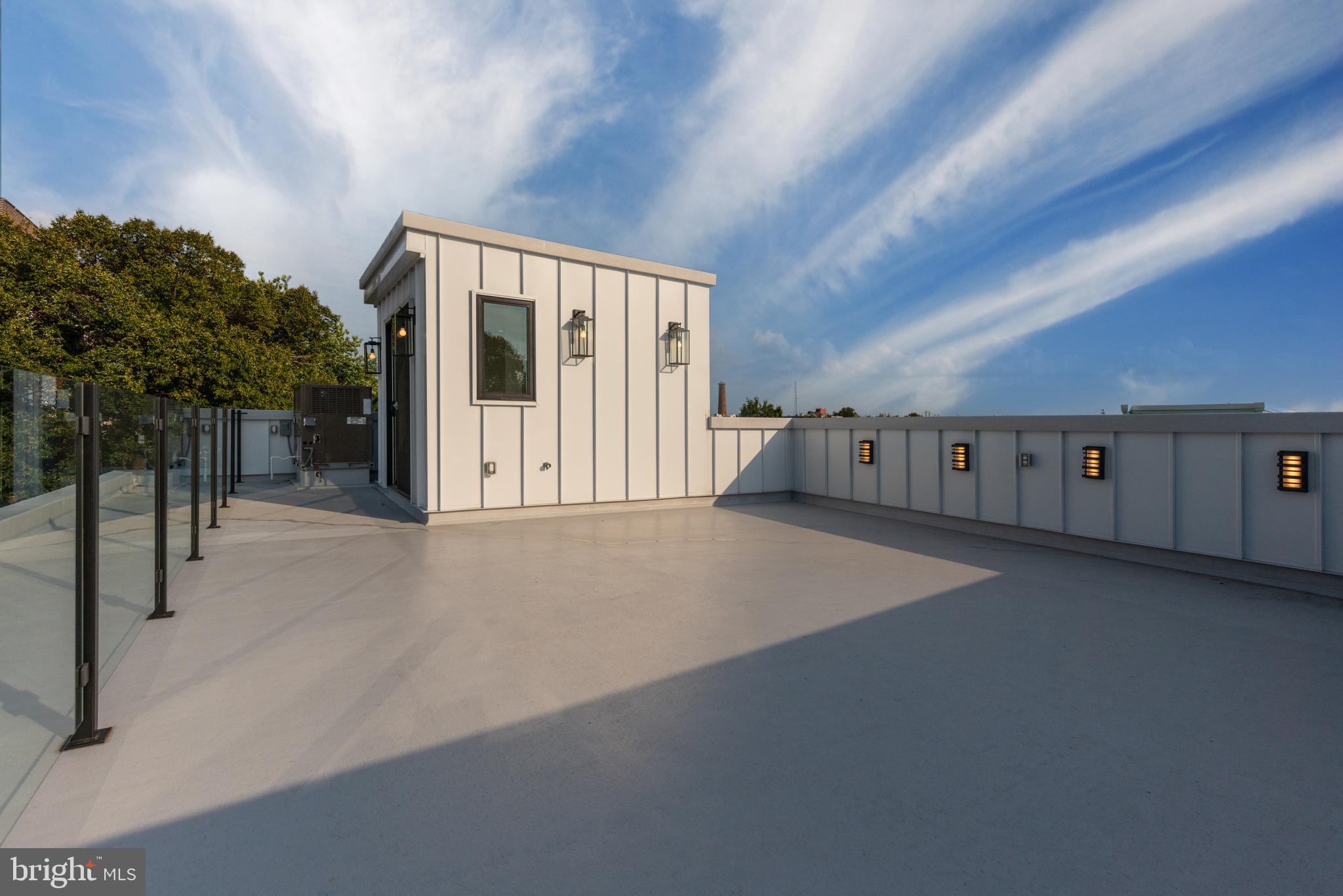 QUEEN VILLAGE - Residential