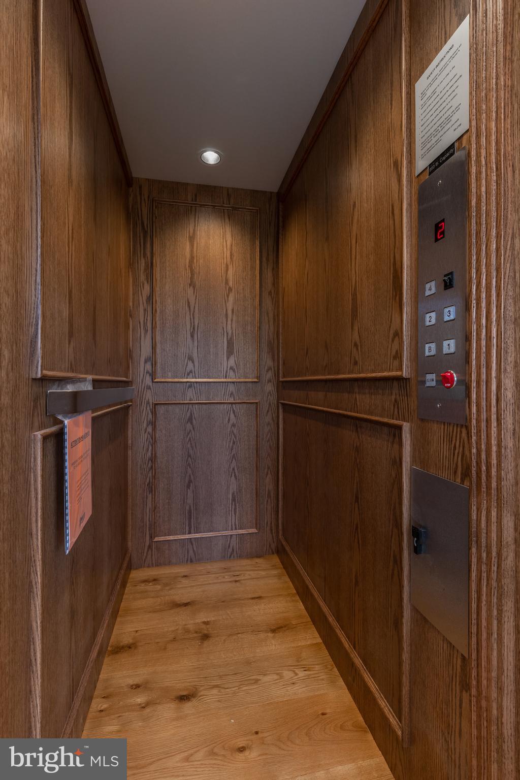 QUEEN VILLAGE - Residential