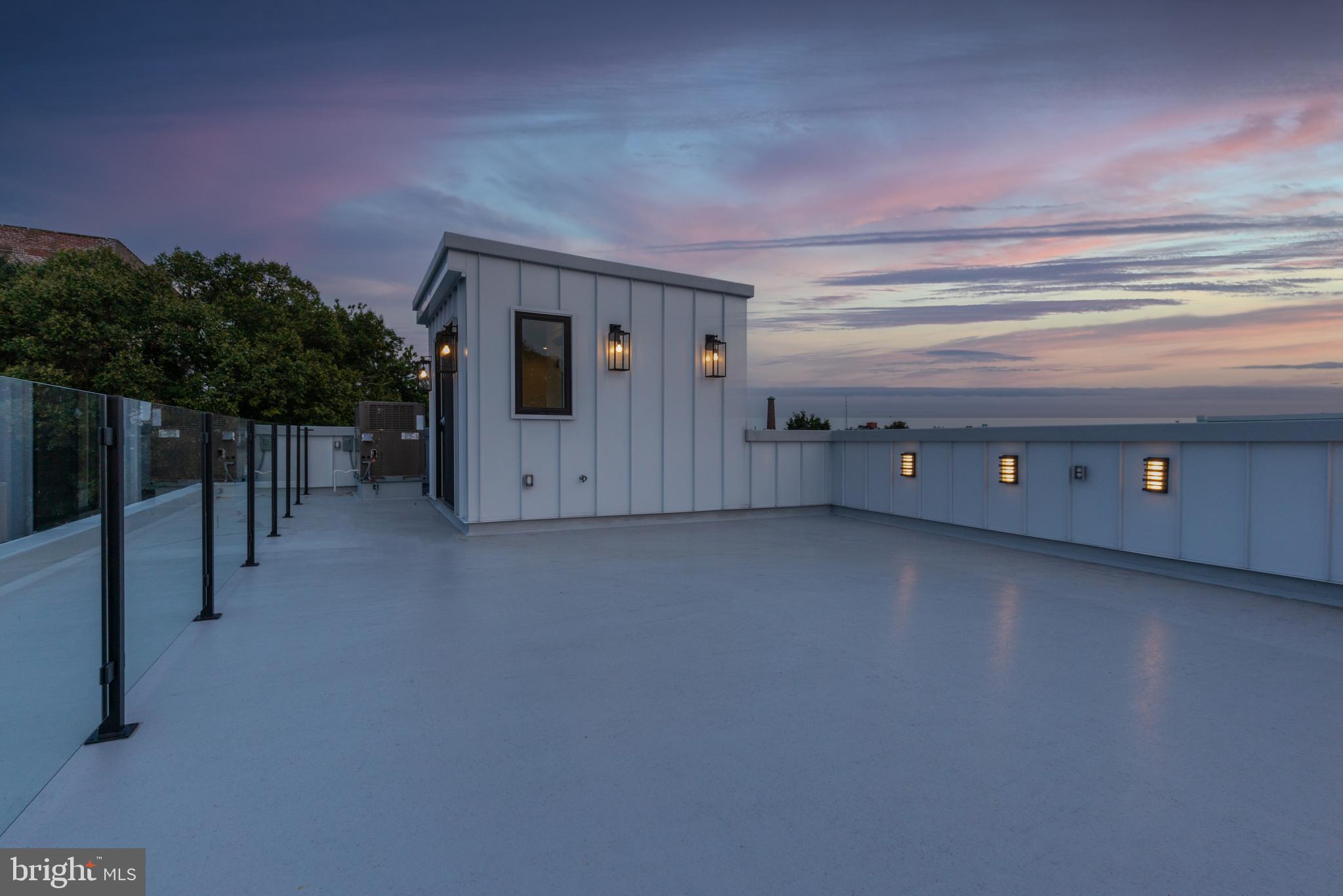 QUEEN VILLAGE - Residential