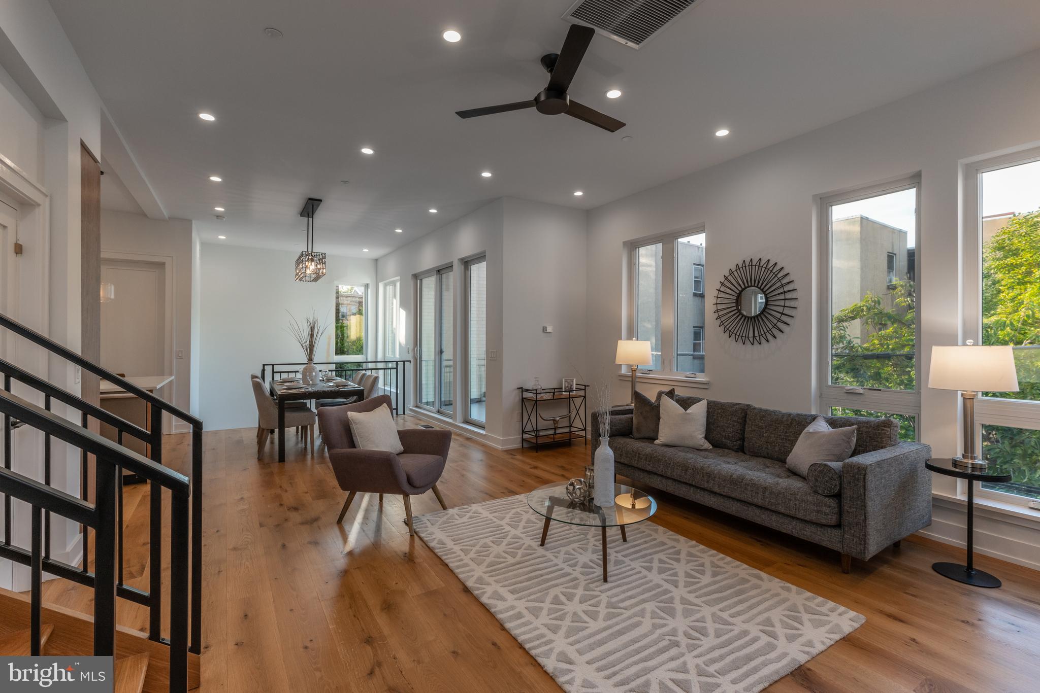 QUEEN VILLAGE - Residential