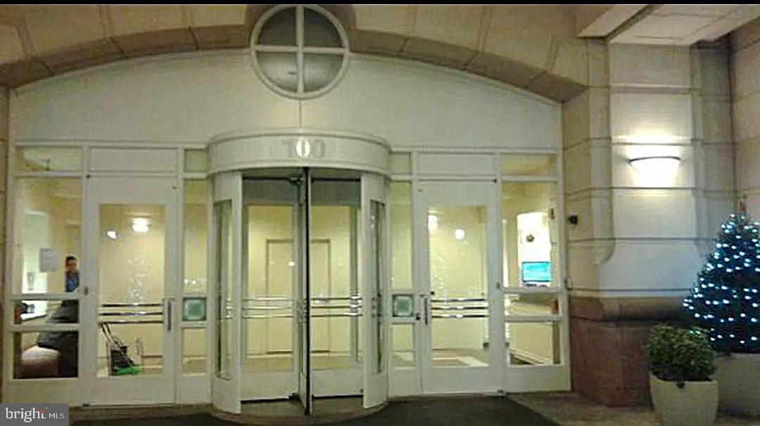 HARBORVIEW TOWERS - Residential Lease