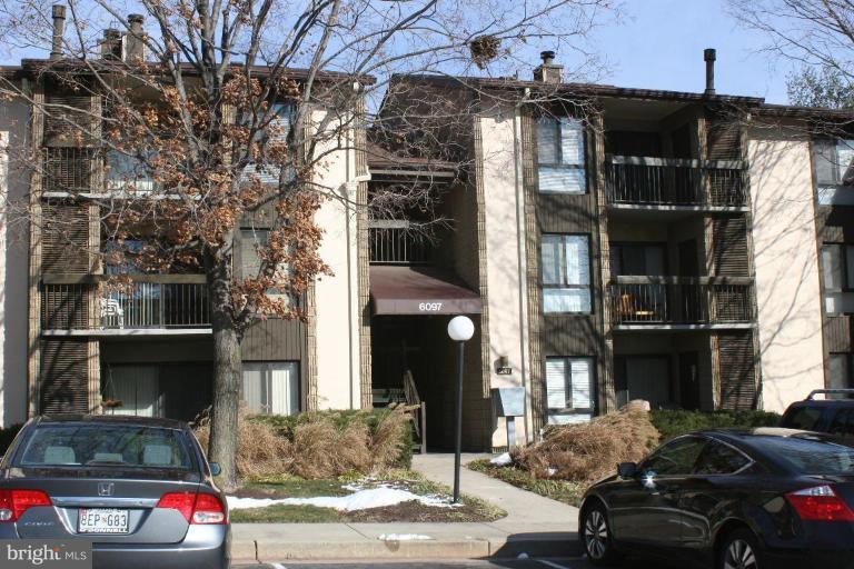 Wonderfully renovated in Spring 2015! 2 bedroom, 1 bath condo with brand new kitchen,stainless steel appliances, new carpet, gas heat, assigned parking, balcony, cable ready, hardwood floors, wall to wall carpet, fireplace. No smoking. Will consider your pet.