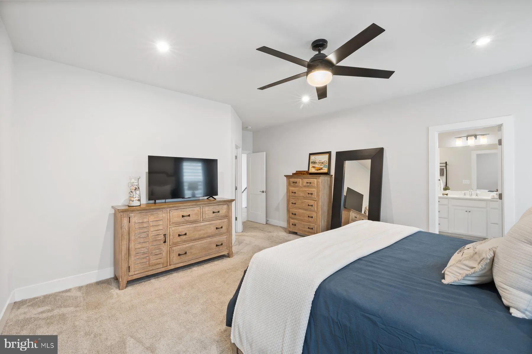 Bristow, Virginia 20136, United States, 6 Bedrooms Bedrooms, ,4 BathroomsBathrooms,Residential,Contingent,214559