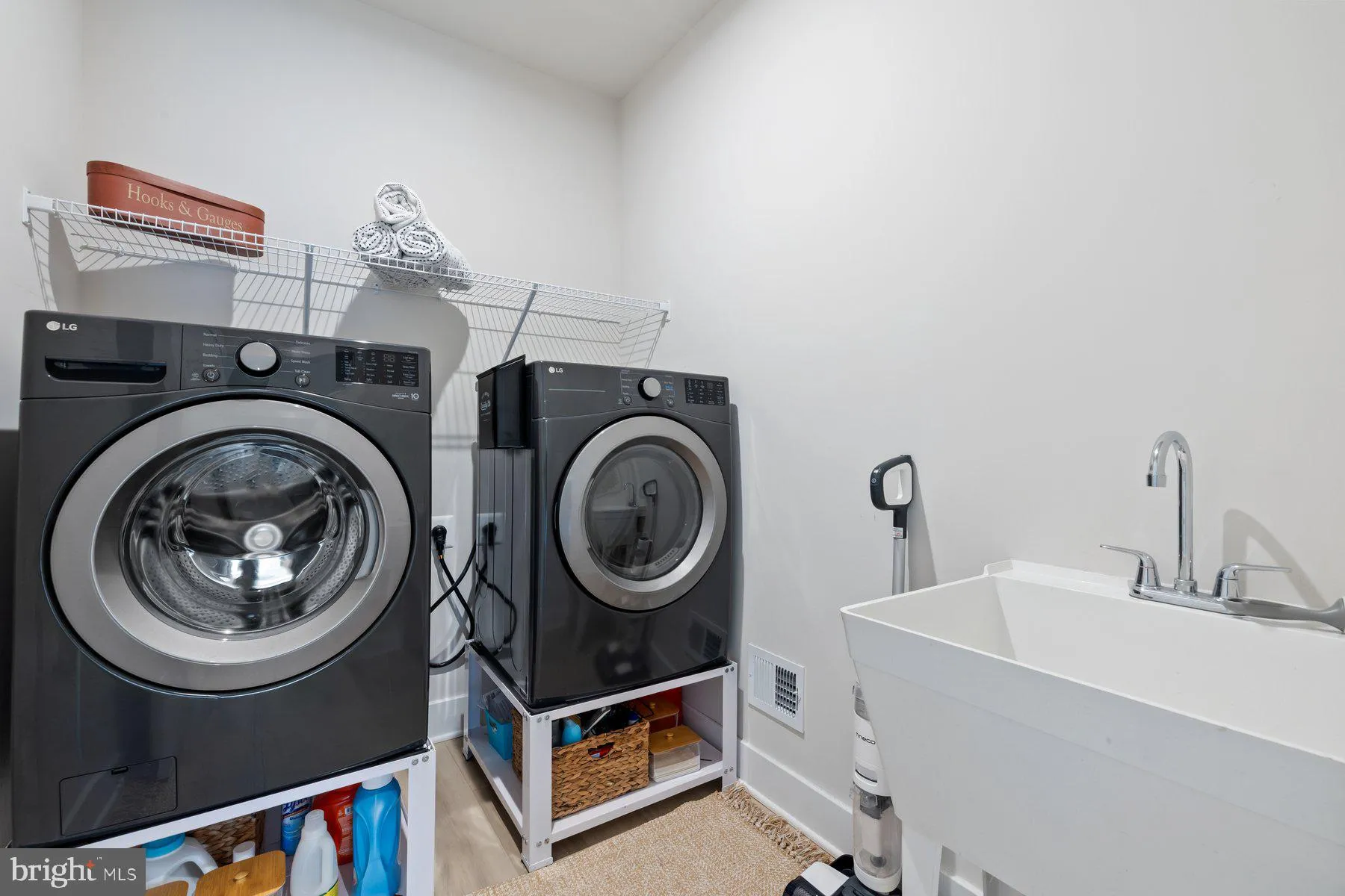 Bristow, Virginia 20136, United States, 6 Bedrooms Bedrooms, ,4 BathroomsBathrooms,Residential,Contingent,214559