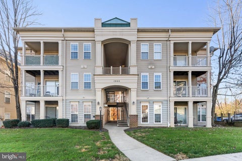 Photo of 1060 Gardenview Loop #304, WOODBRIDGE, VA 22191 (MLS # VAPW2132702)