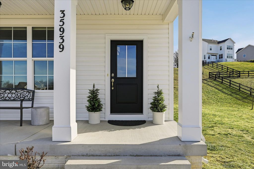 Photo of 35939 Fieldside Way, ROUND HILL, VA 20141 (MLS # VALO2113848)