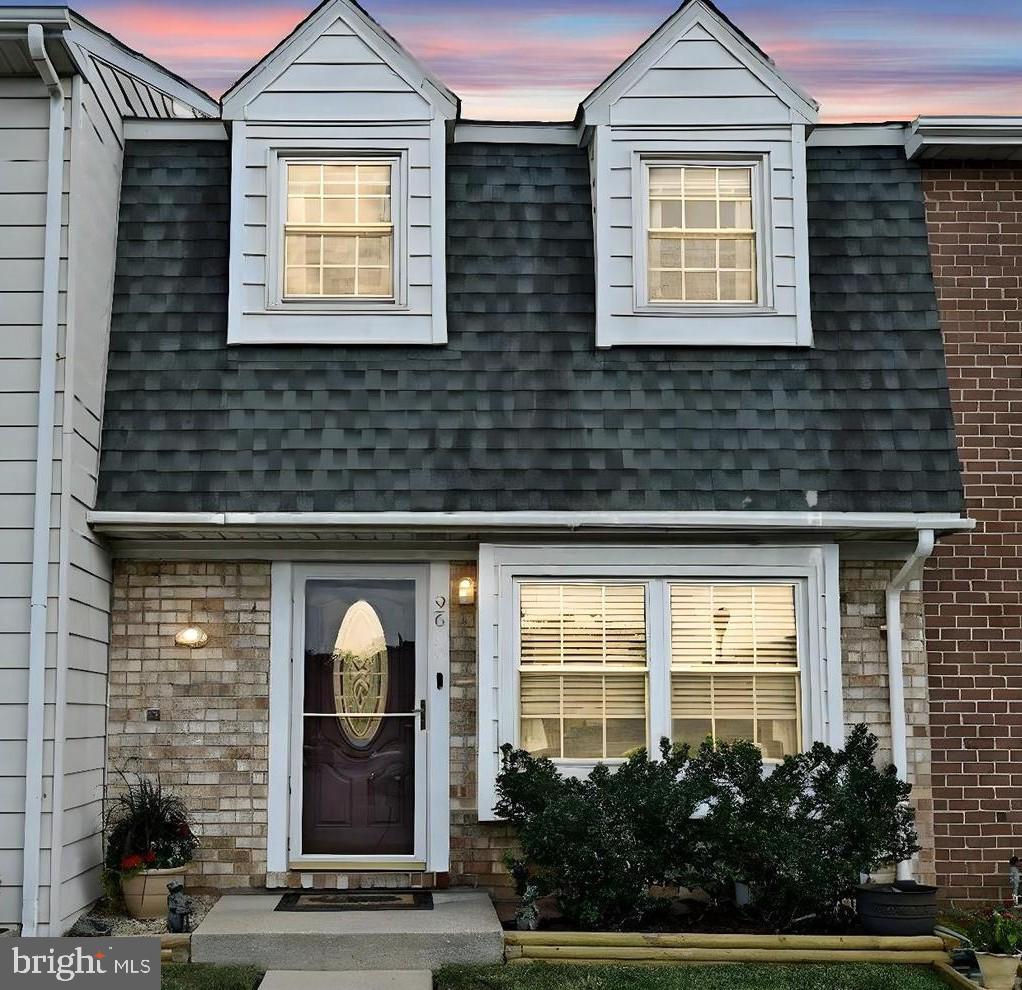Lovely townhome with 3 Bedrooms and 1 full bath. Great Location at Kings Court. Property shows well! has stainless appliances, freshly painted! A must see!