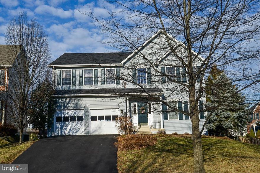 *** NEW PRICE***CUL DE SAC LOCATION, 5 BED, 3.5 BATH ON 3 FINISHED LVLS, MASTER W/ HUGE WALK IN CLST,BATH W/ GARDEN TUB AND SHOWER, GENEROUS SIZE BDRMS, NEW WASHER/DRYER ON BED LVL, KITCHEN W/CORIAN CNTRS, NEW BOSCH SS APPLNCS, BACKSPLASH, HARDWD FLRS, NEW FRENCH DRS TO DECK , FAMILY RM W/GAS FP AND STUDY, LL REC RM, FULL BATH, BED AND WALK OUT TO FNCD BACK YARD..STONE BRIDGE HS,