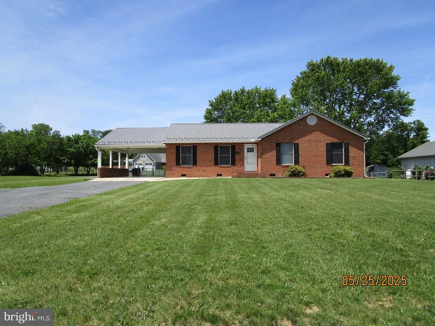 BEAUTIFUL 3 BEDROOM, 2 BATH HOME, ONE LEVEL LIVING, SEPARATE LAUNDRY ROOM, CARPORT, FENCED IN BACK YARD, STORAGE SHED,  BEAUTIFUL VIEWS, MOWING INCLUDED. PETS ARE "CASE BY CASE".  DOG NOT MORE THAN 15 LBS.  A MUST SEE!
MUST HAVE A 700+ CREDIT SCORE