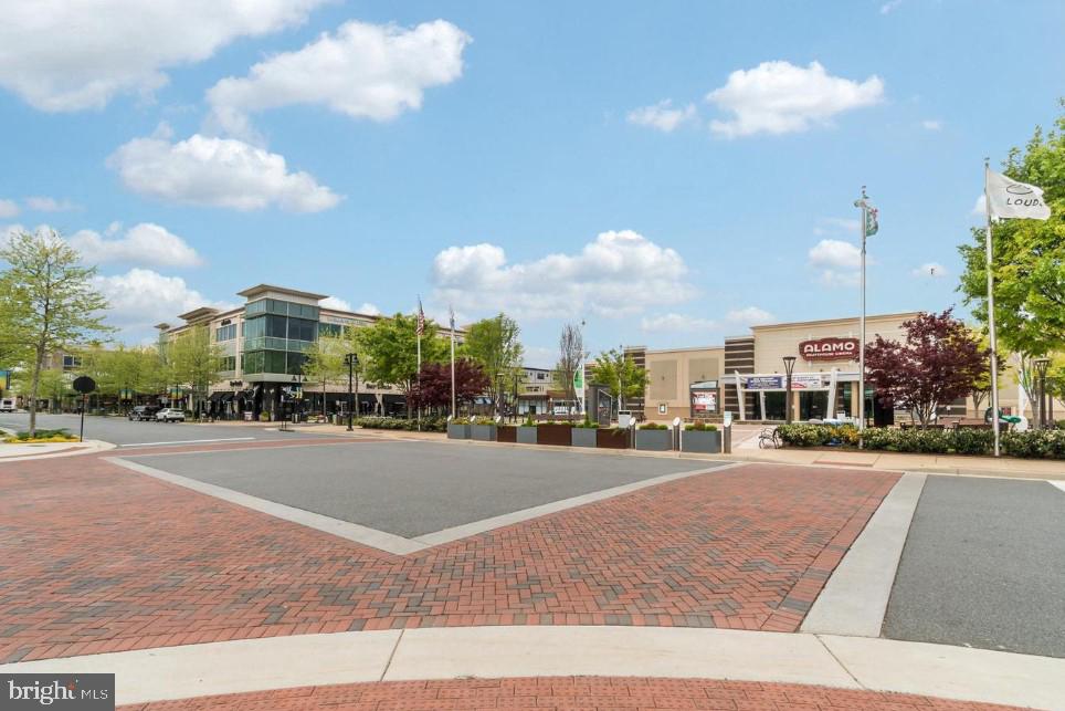 ONE LOUDOUN - Residential