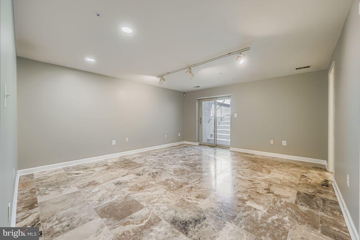 SUMMIT CHASE - Residential Lease