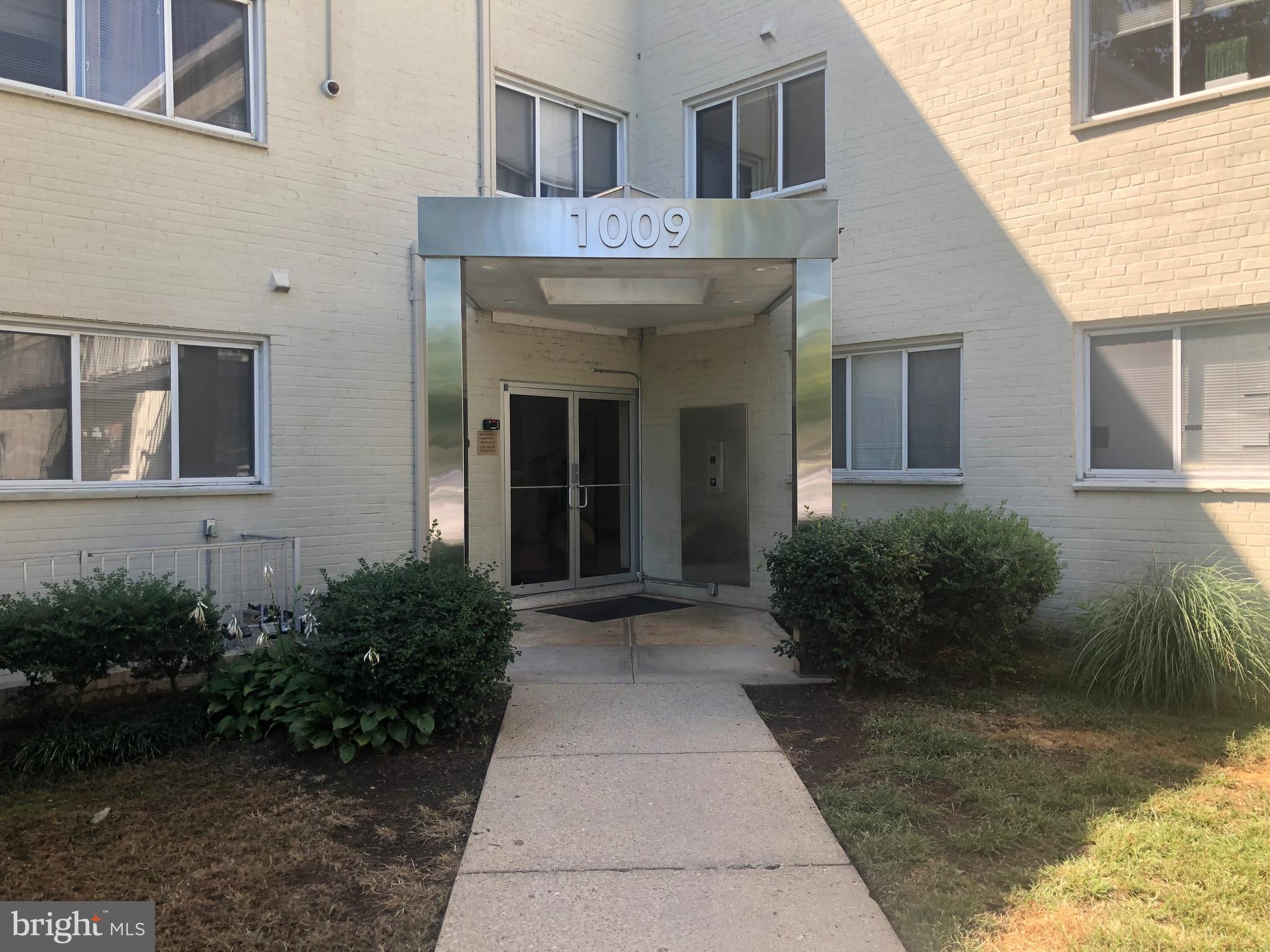 Freshly painted one bedroom condo! New carpet in bedroom and hallway, granite countertops and plenty of light! Easy top floor living with plenty of living space.