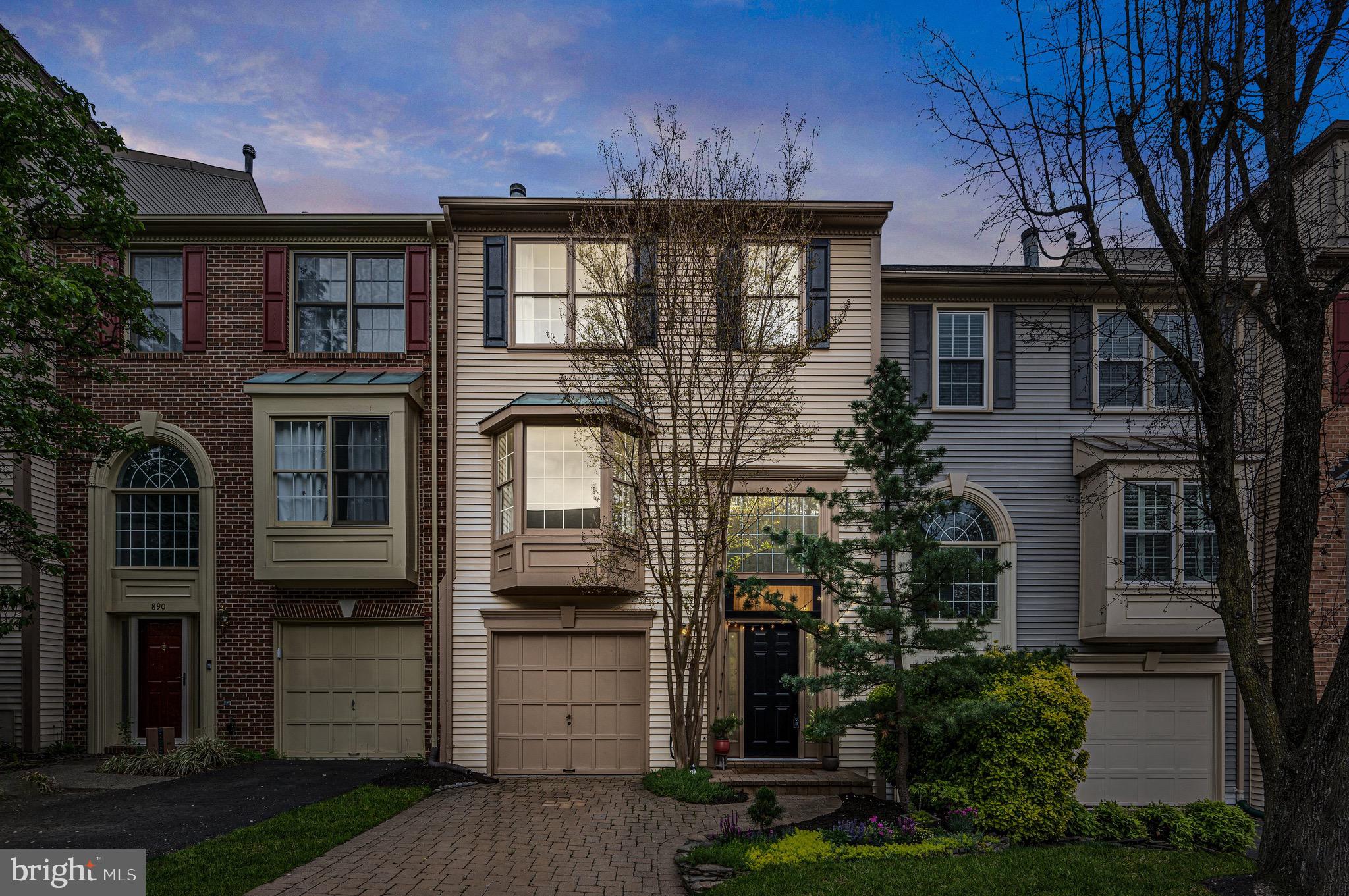 892 TALL OAKS SQUARE SE