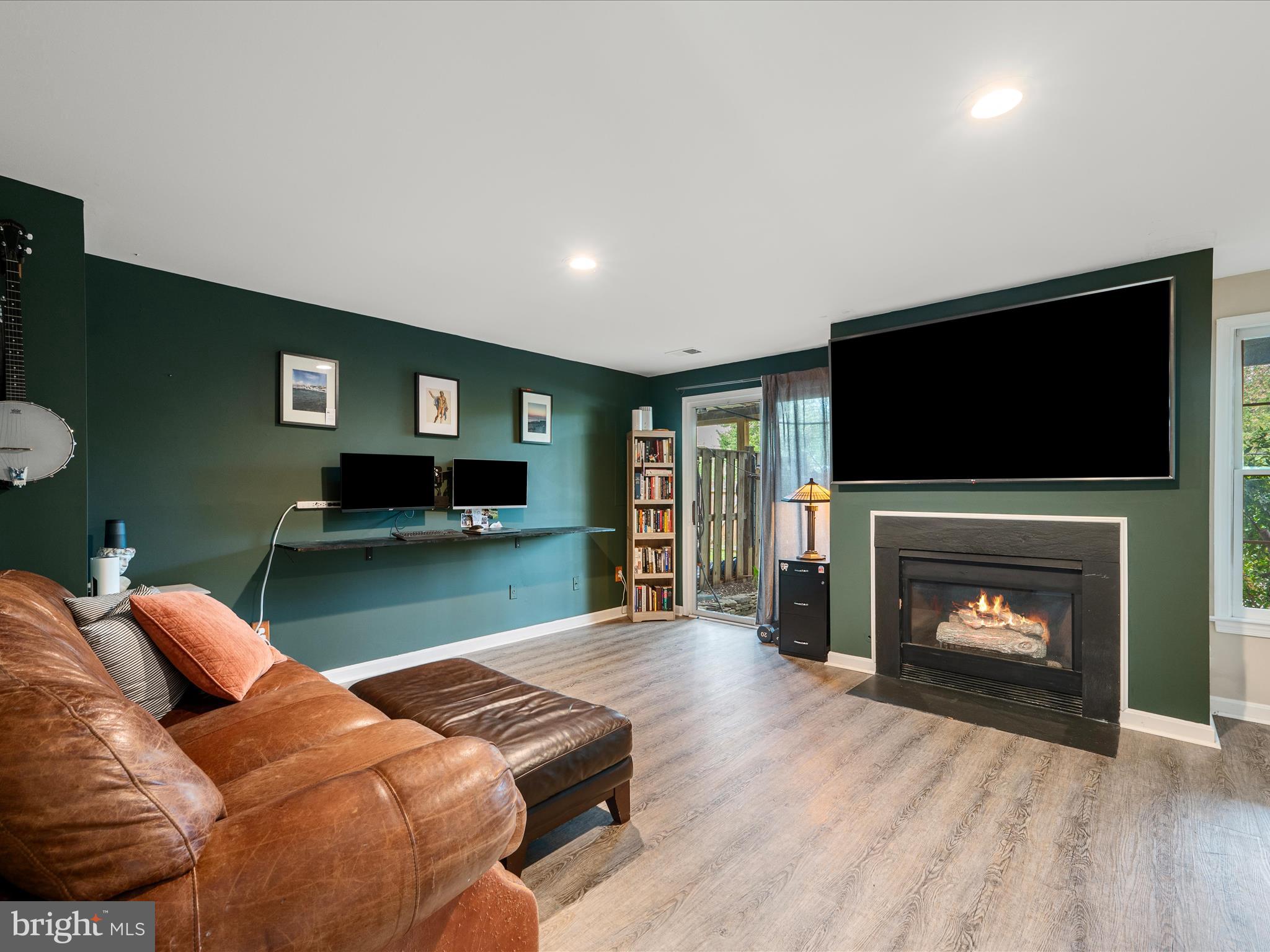 892 TALL OAKS SQUARE SE