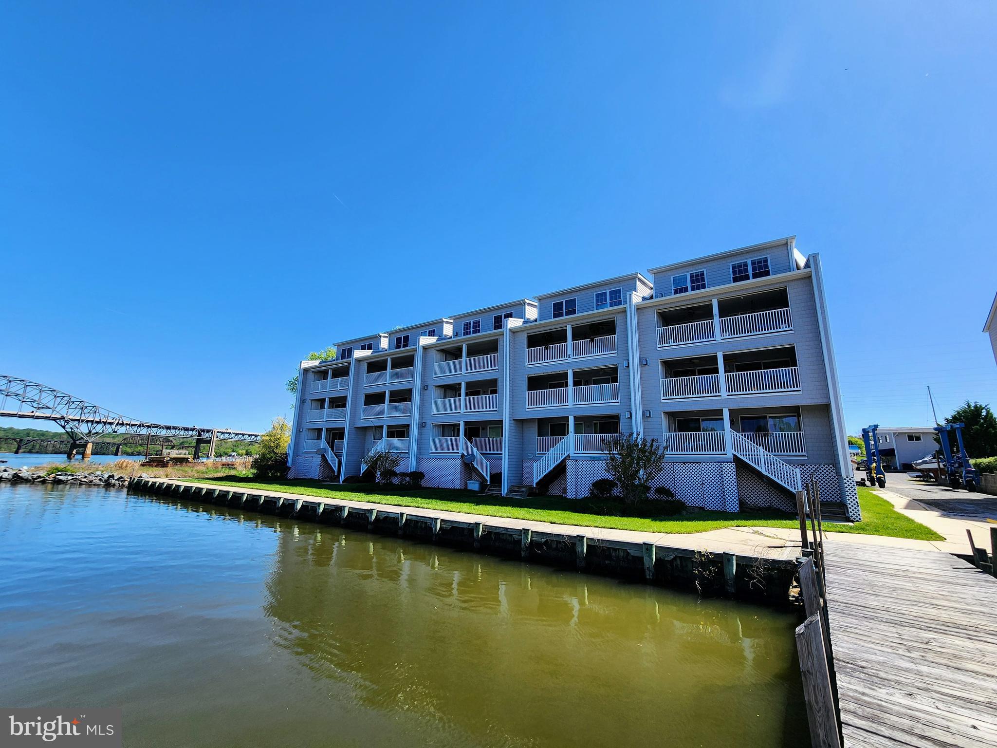 24 MCMULLENS WHARF 2C