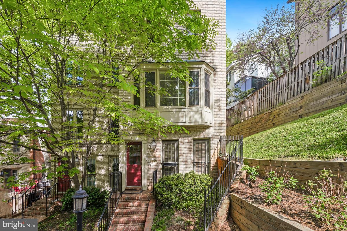 4607 MACARTHUR BOULEVARD NW B