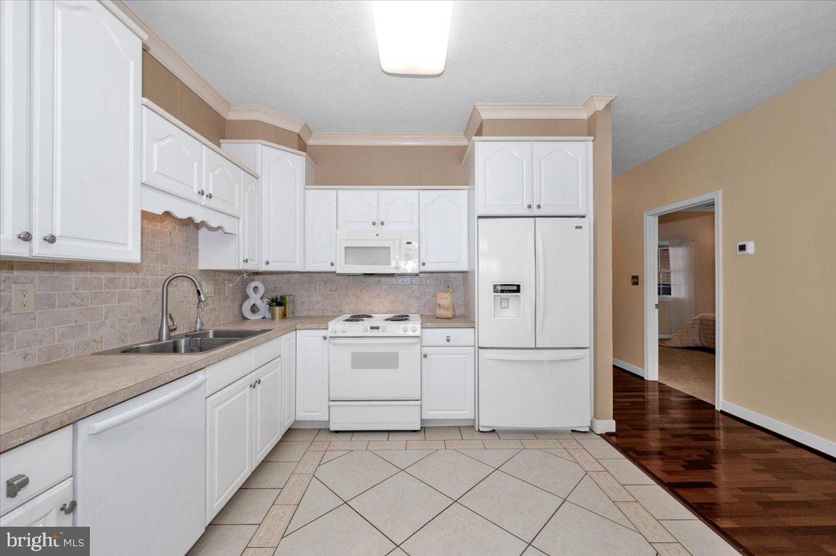 SUMMERLAND MANOR - Residential