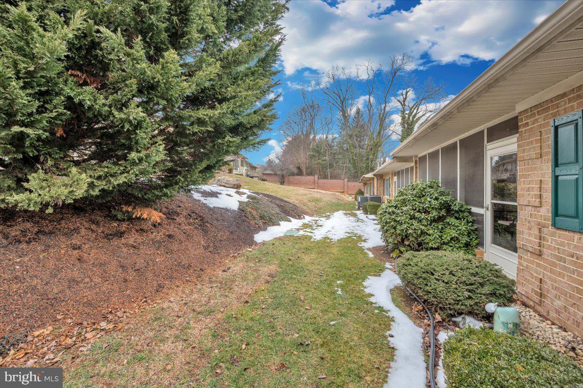 SUMMERLAND MANOR - Residential