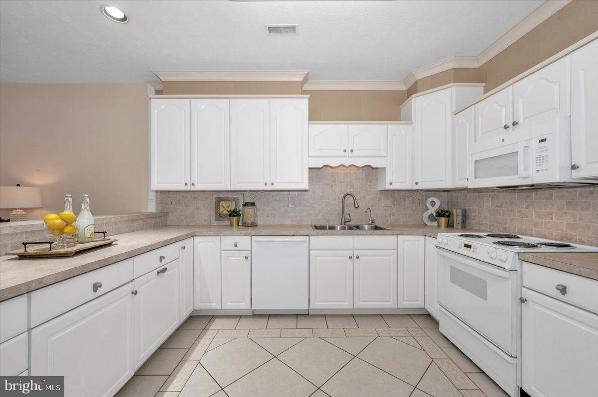 SUMMERLAND MANOR - Residential