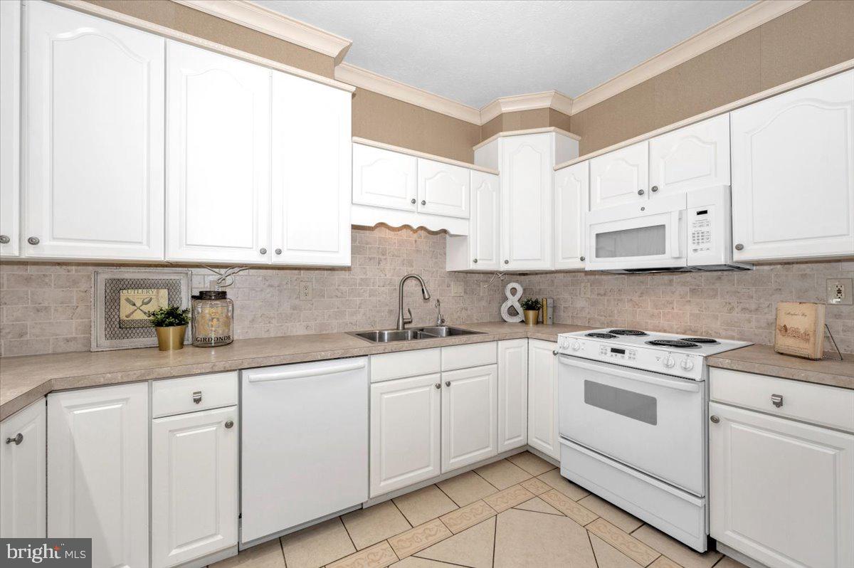 SUMMERLAND MANOR - Residential