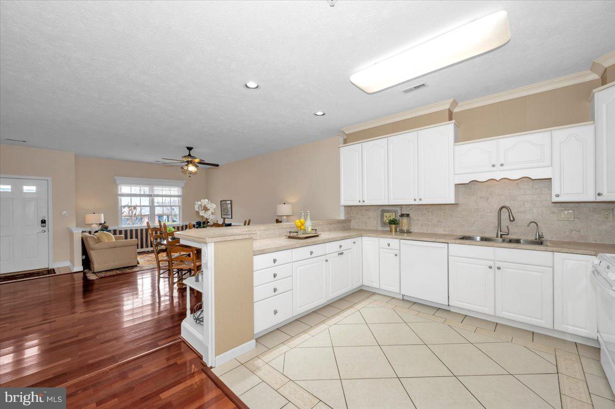 SUMMERLAND MANOR - Residential