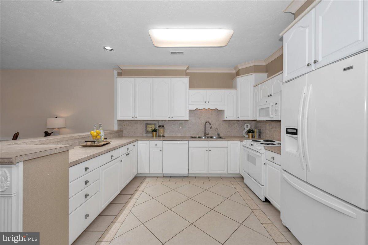 SUMMERLAND MANOR - Residential