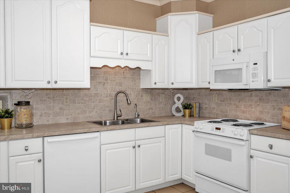 SUMMERLAND MANOR - Residential