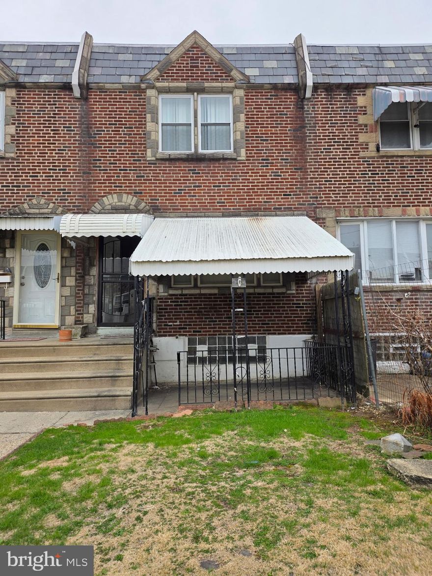 Nice property with C/A in good location. INVESTORS WELCOME. Property need  COMPLETE RENOVATION and being sold  strictly in AS-IS  condition. Seller will not to do any repairs or provide any warranty. Inspection is for Buyer's information only. Price reflect property condition.