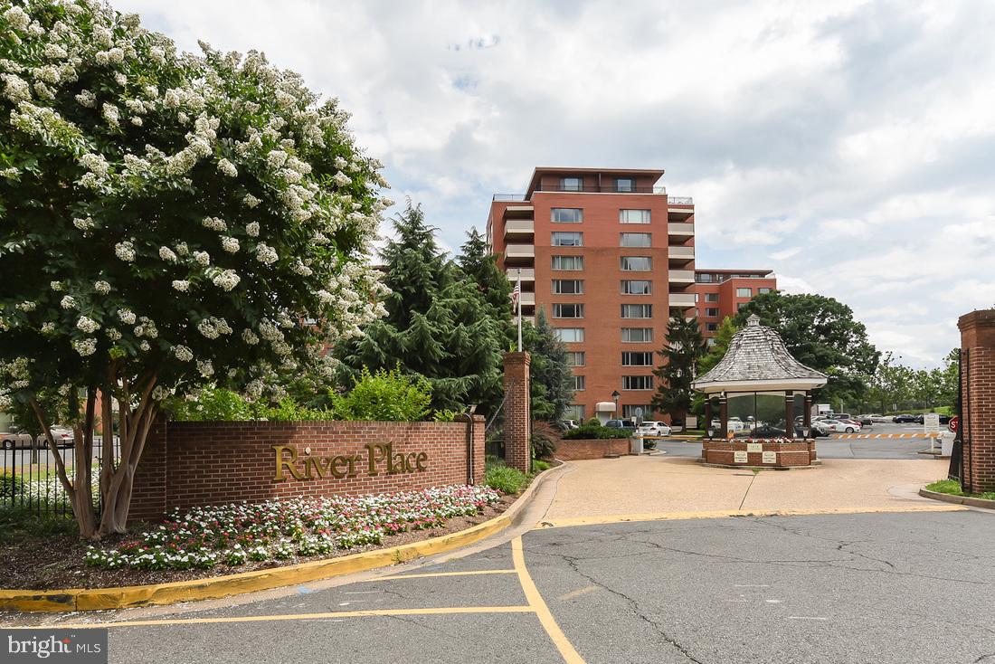 RIVER PLACE SOUTH - Residential Lease