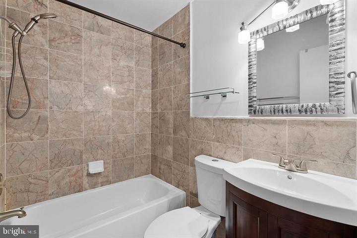 LONDON TOWNE - Residential