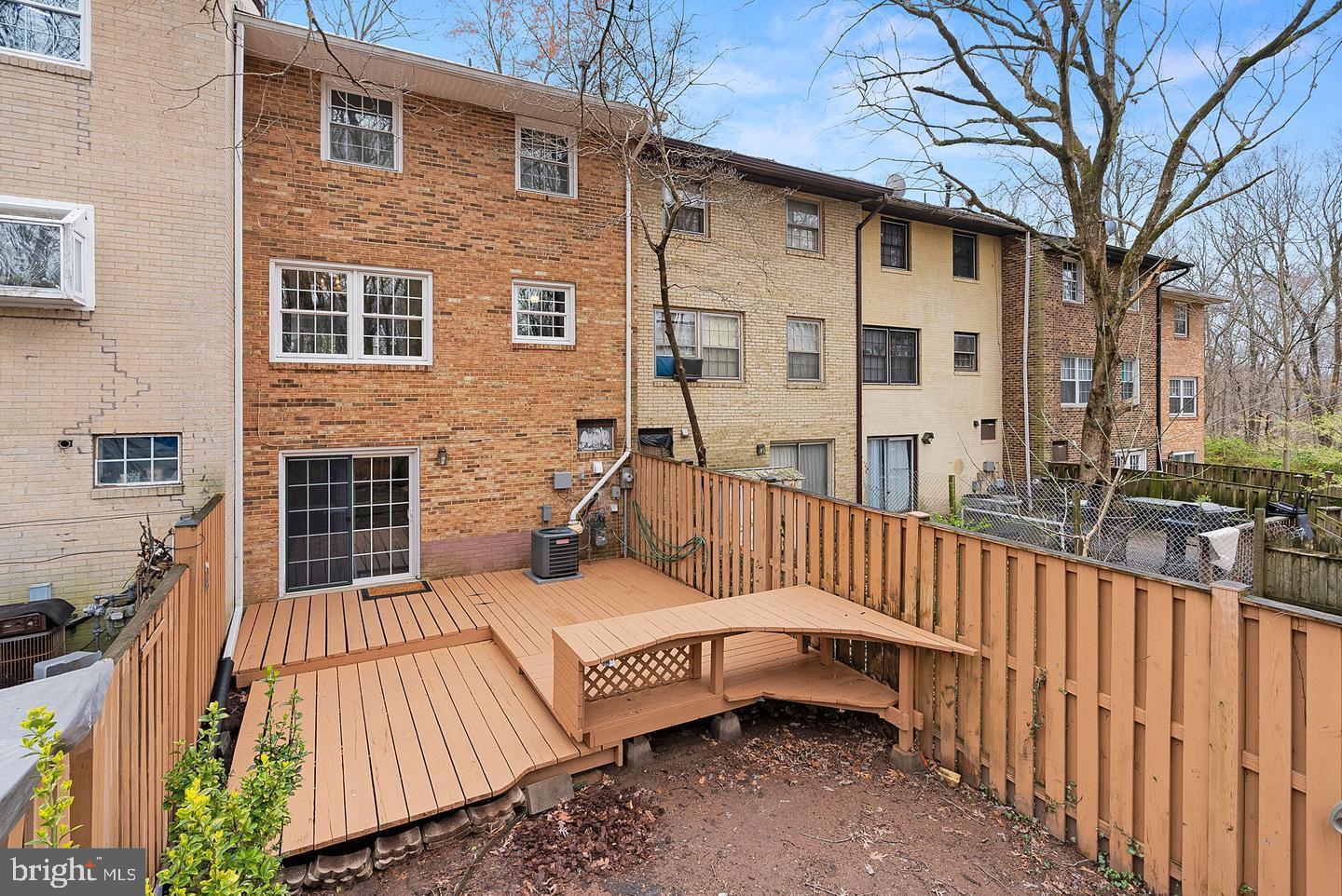 LONDON TOWNE - Residential